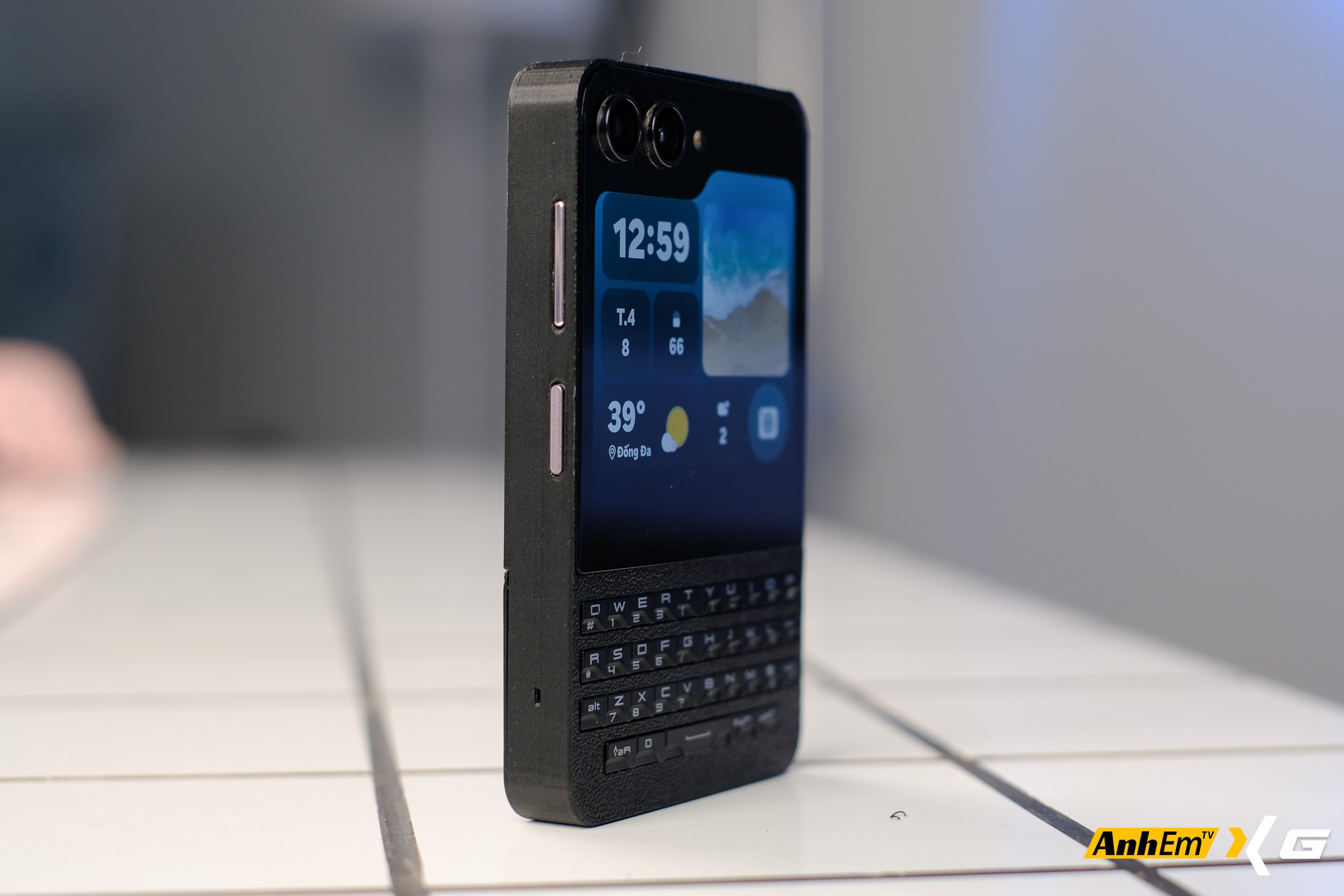Sinh vi&ecirc;n Việt &ldquo;độ&rdquo; Galaxy Z Flip5 th&agrave;nh BlackBerry Porsche Design: B&agrave;n ph&iacute;m QWERTY vật l&yacute;, vỏ tự in 3D, c&oacute; hẳn... hai cổng sạc USB-C- Ảnh 3.