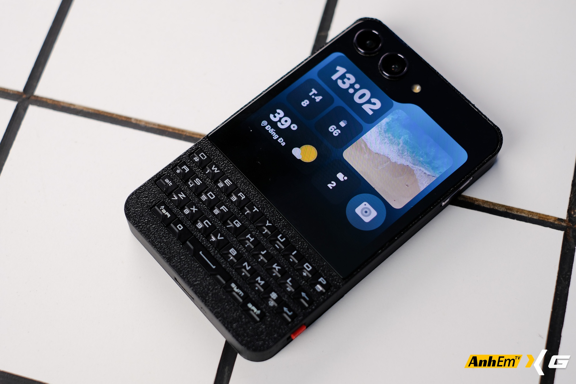 Sinh vi&ecirc;n Việt &ldquo;độ&rdquo; Galaxy Z Flip5 th&agrave;nh BlackBerry Porsche Design: B&agrave;n ph&iacute;m QWERTY vật l&yacute;, vỏ tự in 3D, c&oacute; hẳn... hai cổng sạc USB-C- Ảnh 6.