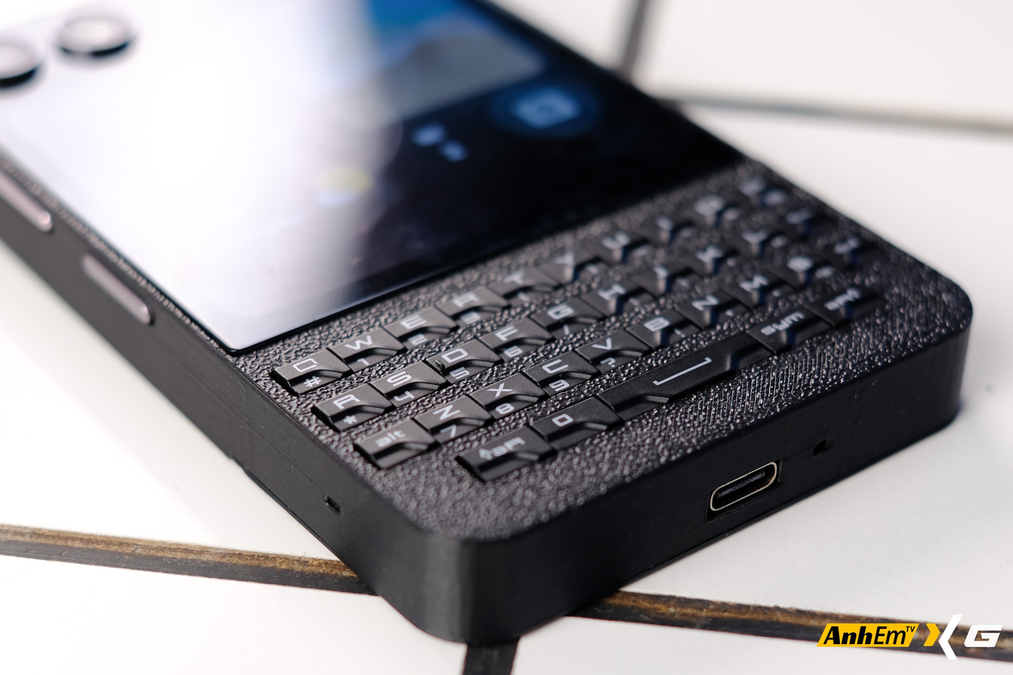 Sinh vi&ecirc;n Việt &ldquo;độ&rdquo; Galaxy Z Flip5 th&agrave;nh BlackBerry Porsche Design: B&agrave;n ph&iacute;m QWERTY vật l&yacute;, vỏ tự in 3D, c&oacute; hẳn... hai cổng sạc USB-C- Ảnh 21.