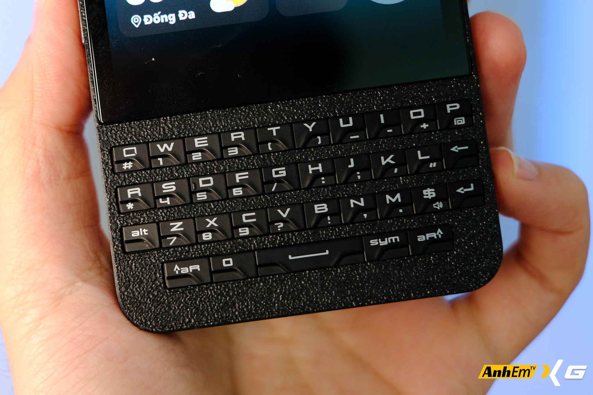 Sinh vi&ecirc;n Việt &ldquo;độ&rdquo; Galaxy Z Flip5 th&agrave;nh BlackBerry Porsche Design: B&agrave;n ph&iacute;m QWERTY vật l&yacute;, vỏ tự in 3D, c&oacute; hẳn... hai cổng sạc USB-C- Ảnh 7.