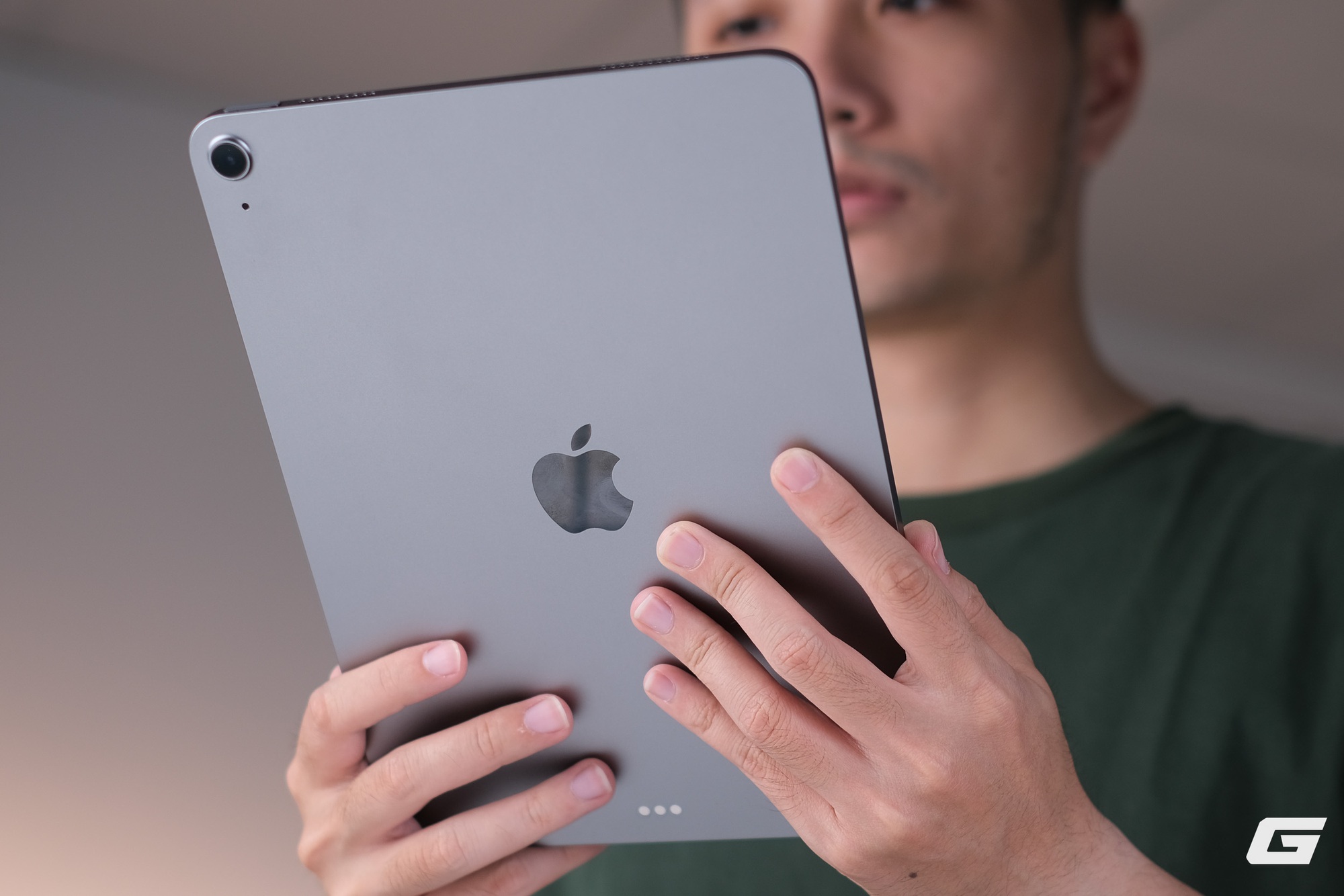 Tr&ecirc;n tay iPad Air M4: Giữ nguy&ecirc;n gần như mọi thứ, nhưng RAM 12GB v&agrave; chip M4 mới l&agrave; l&yacute; do đ&aacute;ng n&acirc;ng cấp- Ảnh 2.