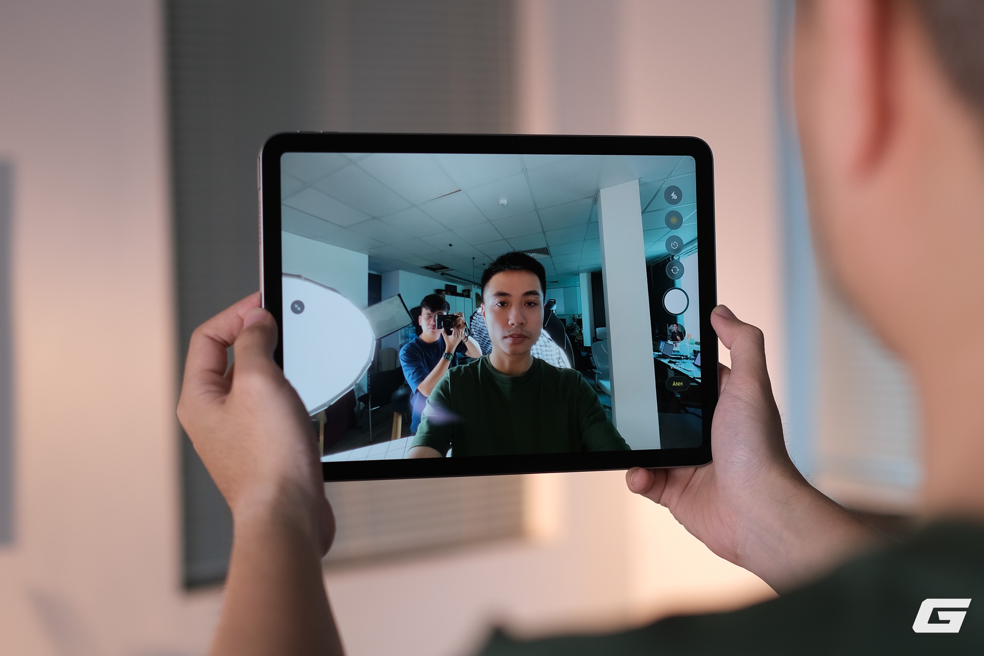 Tr&ecirc;n tay iPad Air M4: Giữ nguy&ecirc;n gần như mọi thứ, nhưng RAM 12GB v&agrave; chip M4 mới l&agrave; l&yacute; do đ&aacute;ng n&acirc;ng cấp- Ảnh 9.