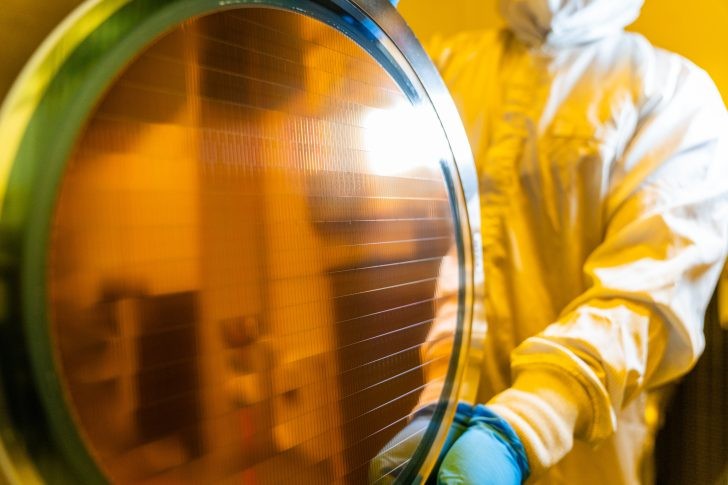 Google bỏ TSMC, chọn Intel đ&oacute;ng g&oacute;i chip AI thế hệ tiếp theo - Ảnh 1.