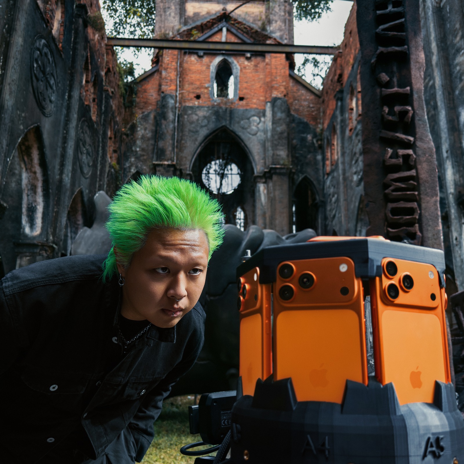 Apple và MCK hợp tác thực hiện album trailer 360 độ quay bằng 8 chiếc iPhone 17 Pro 19 Apple và MCK hợp tác thực hiện album trailer 360 độ quay bằng iPhone 17 Pro - Ảnh 1.