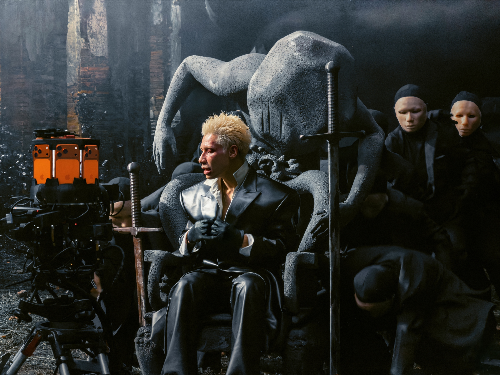 B&iacute; mật đằng sau MV "HVL" của MCK: 8 chiếc iPhone 17 Pro v&agrave; kỹ thuật quay 360 độ &ldquo;thế giới chưa ai từng l&agrave;m&rdquo; - Ảnh 6.