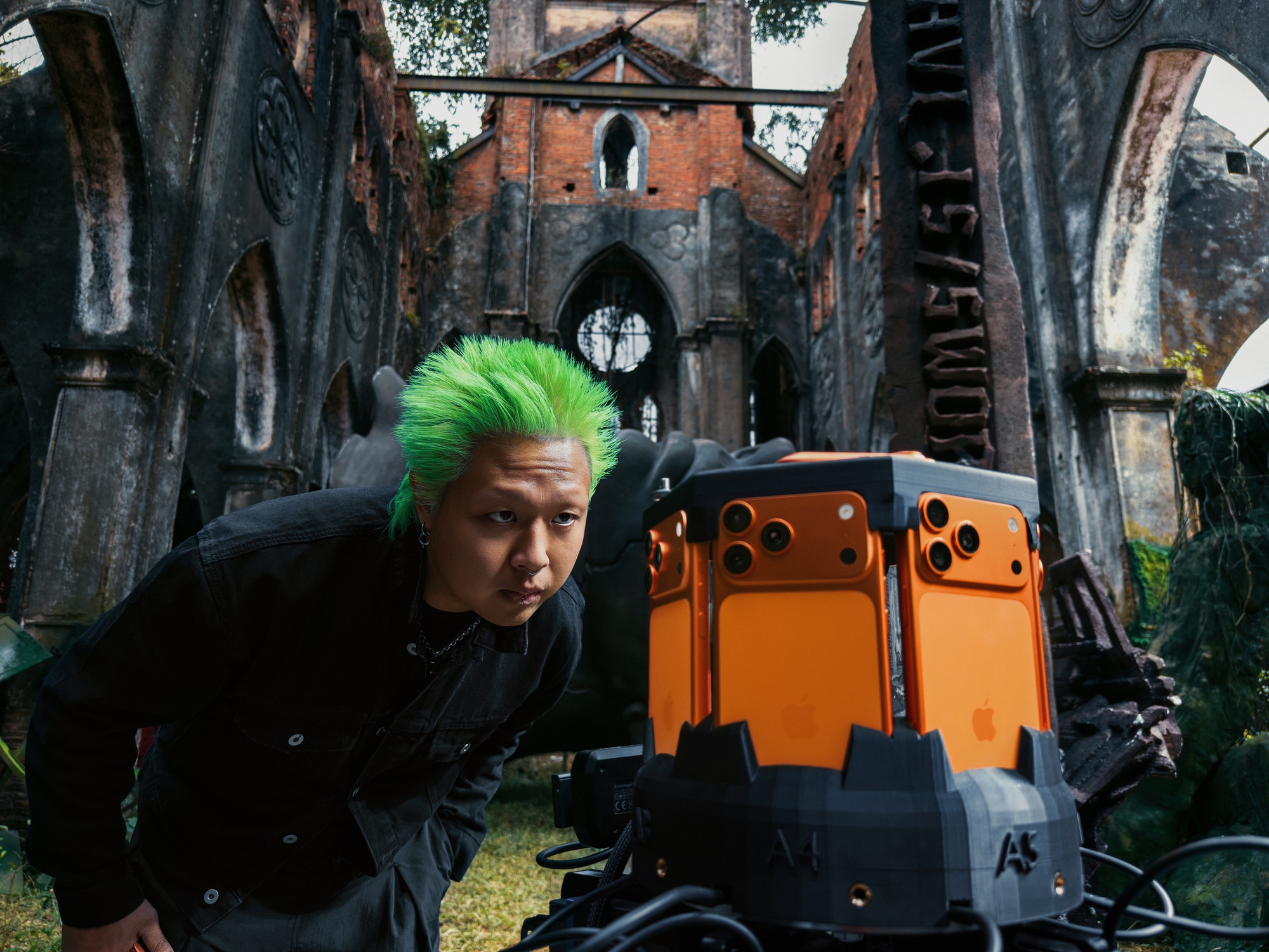 B&iacute; mật đằng sau MV "HVL" của MCK: 8 chiếc iPhone 17 Pro v&agrave; kỹ thuật quay 360 độ &ldquo;thế giới chưa ai từng l&agrave;m&rdquo; - Ảnh 3.