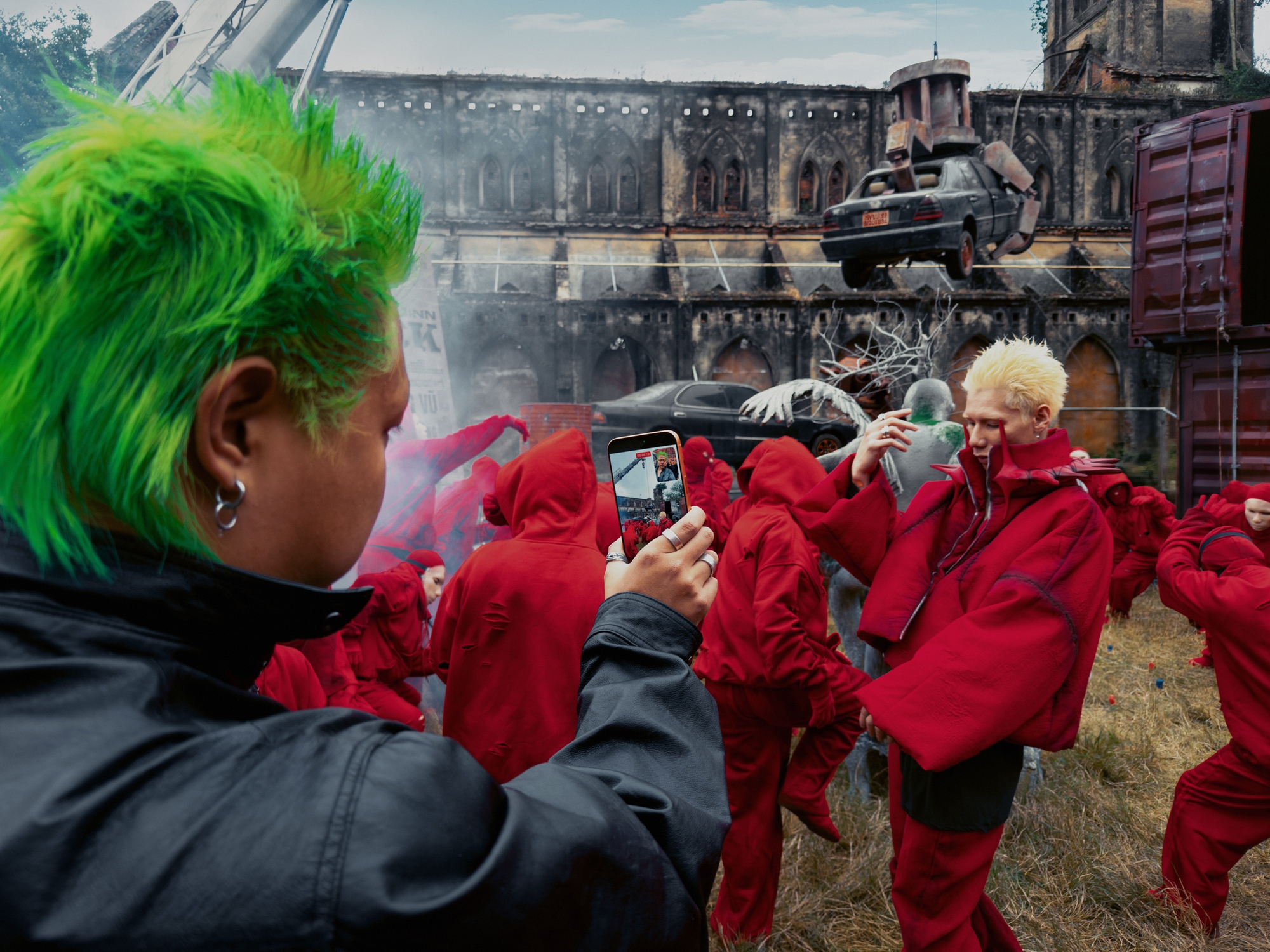 Cũng d&ugrave;ng một loạt iPhone để quay, album trailer &ldquo;HVL&rdquo; của đạo diễn Việt kh&aacute;c g&igrave; bom tấn điện ảnh 28 Years Later?- Ảnh 10.