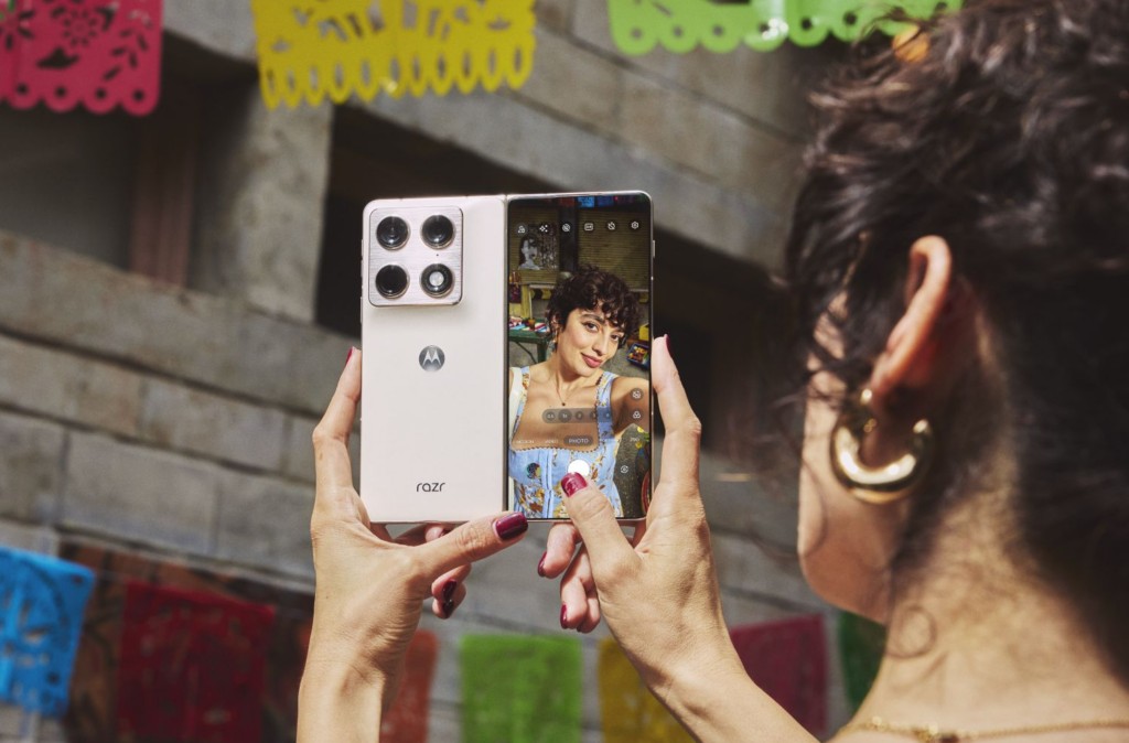 Motorola Razr Fold ra mắt: lần đầu gập kiểu s&aacute;ch, thậm ch&iacute; c&ograve;n c&oacute; cả b&uacute;t - Ảnh 1.