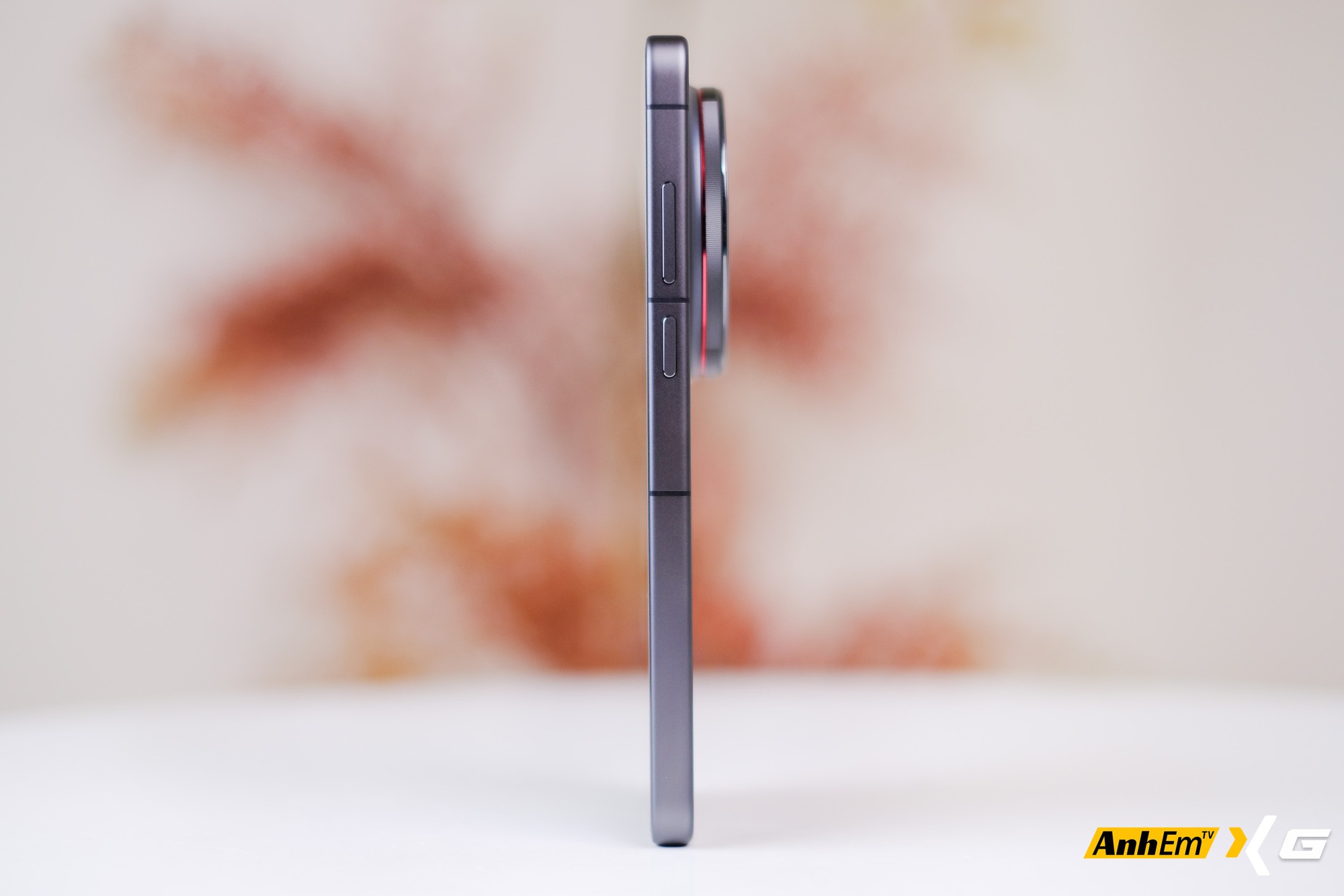 Tr&ecirc;n tay vivo X300 Ultra tại Việt Nam: Camera to đến mức đặt xuống b&agrave;n cũng thấy&hellip; hơi lo- Ảnh 3.