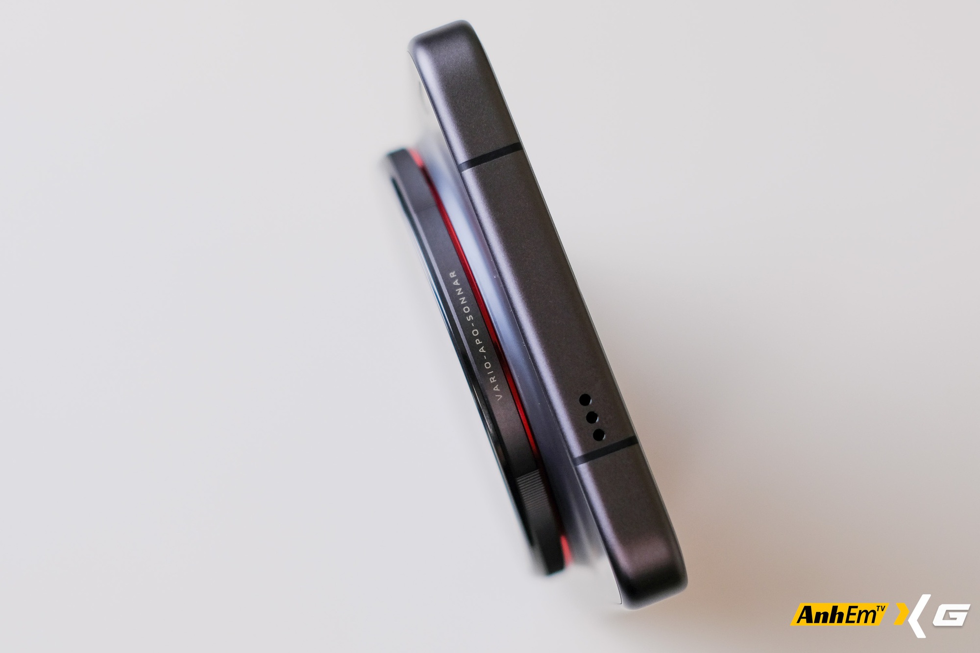 Tr&ecirc;n tay vivo X300 Ultra tại Việt Nam: Camera to đến mức đặt xuống b&agrave;n cũng thấy&hellip; hơi lo- Ảnh 13.