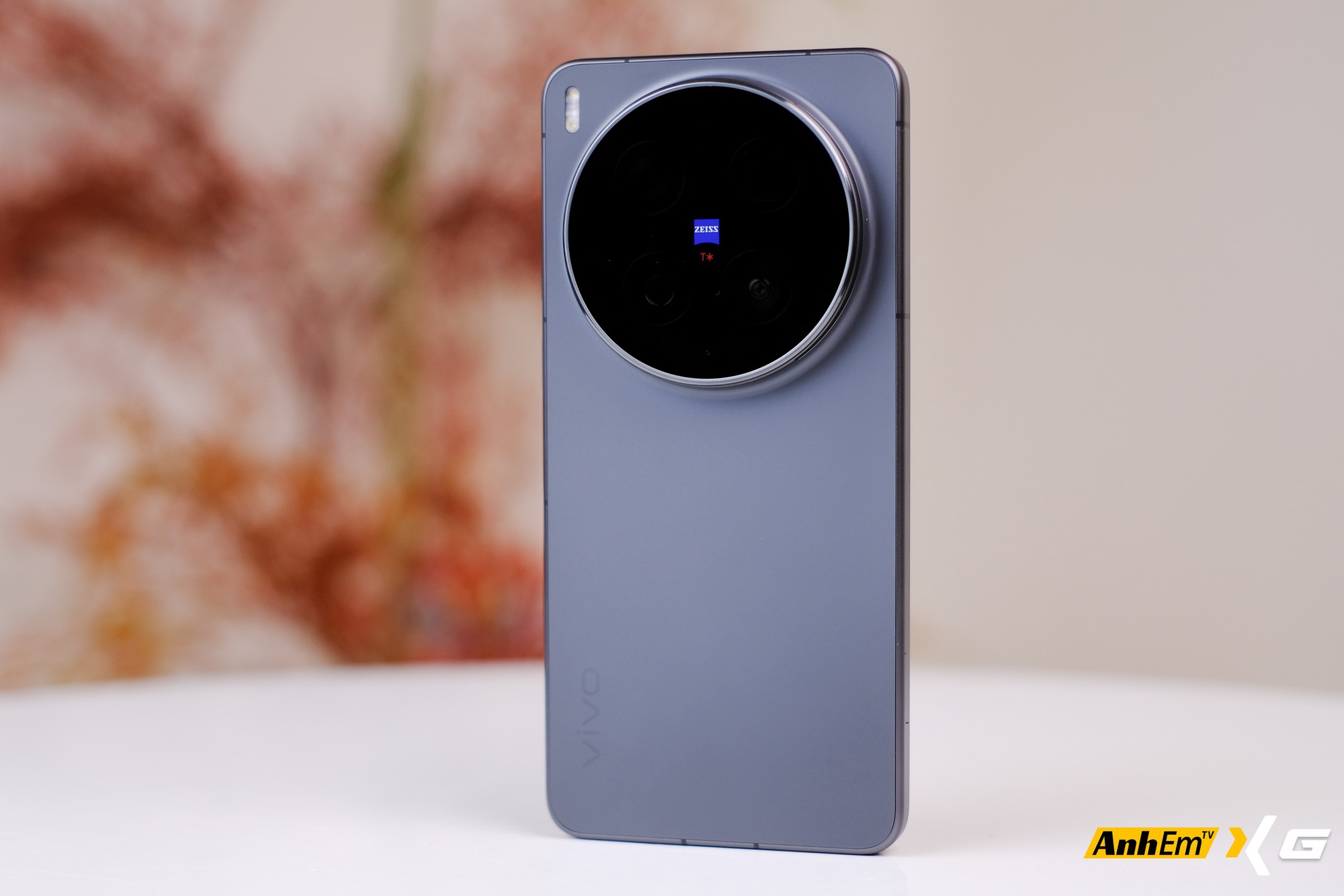 Tr&ecirc;n tay vivo X300 Ultra tại Việt Nam: Camera to đến mức đặt xuống b&agrave;n cũng thấy&hellip; hơi lo- Ảnh 18.