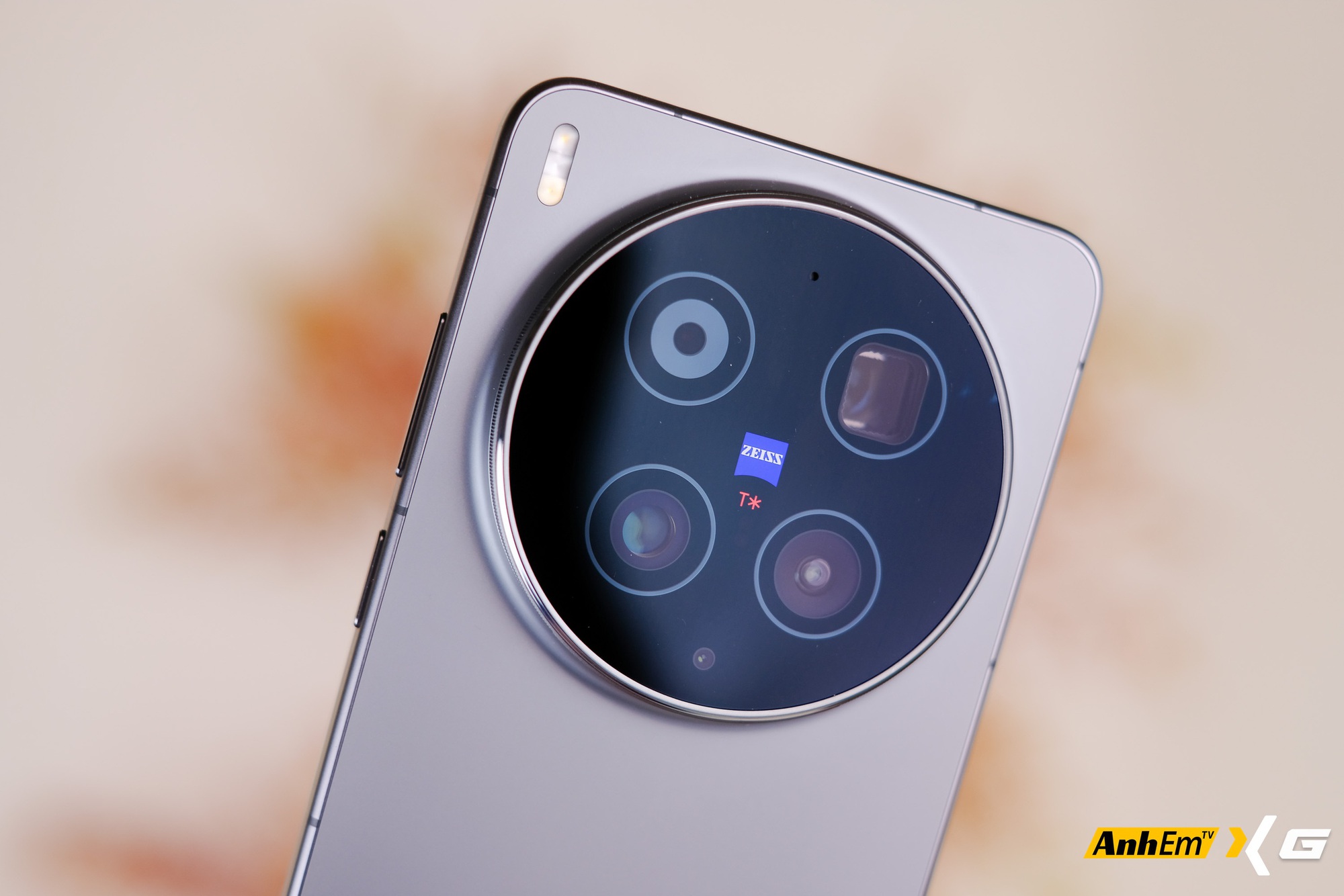 Tr&ecirc;n tay vivo X300 Ultra tại Việt Nam: Camera to đến mức đặt xuống b&agrave;n cũng thấy&hellip; hơi lo- Ảnh 12.