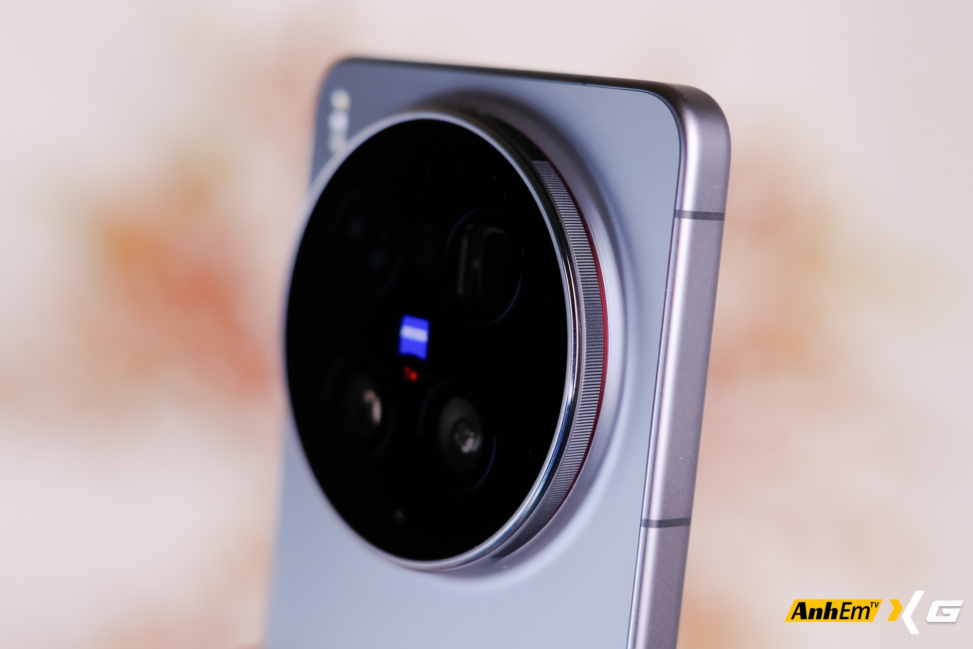 Tr&ecirc;n tay vivo X300 Ultra tại Việt Nam: Camera to đến mức đặt xuống b&agrave;n cũng thấy&hellip; hơi lo- Ảnh 5.