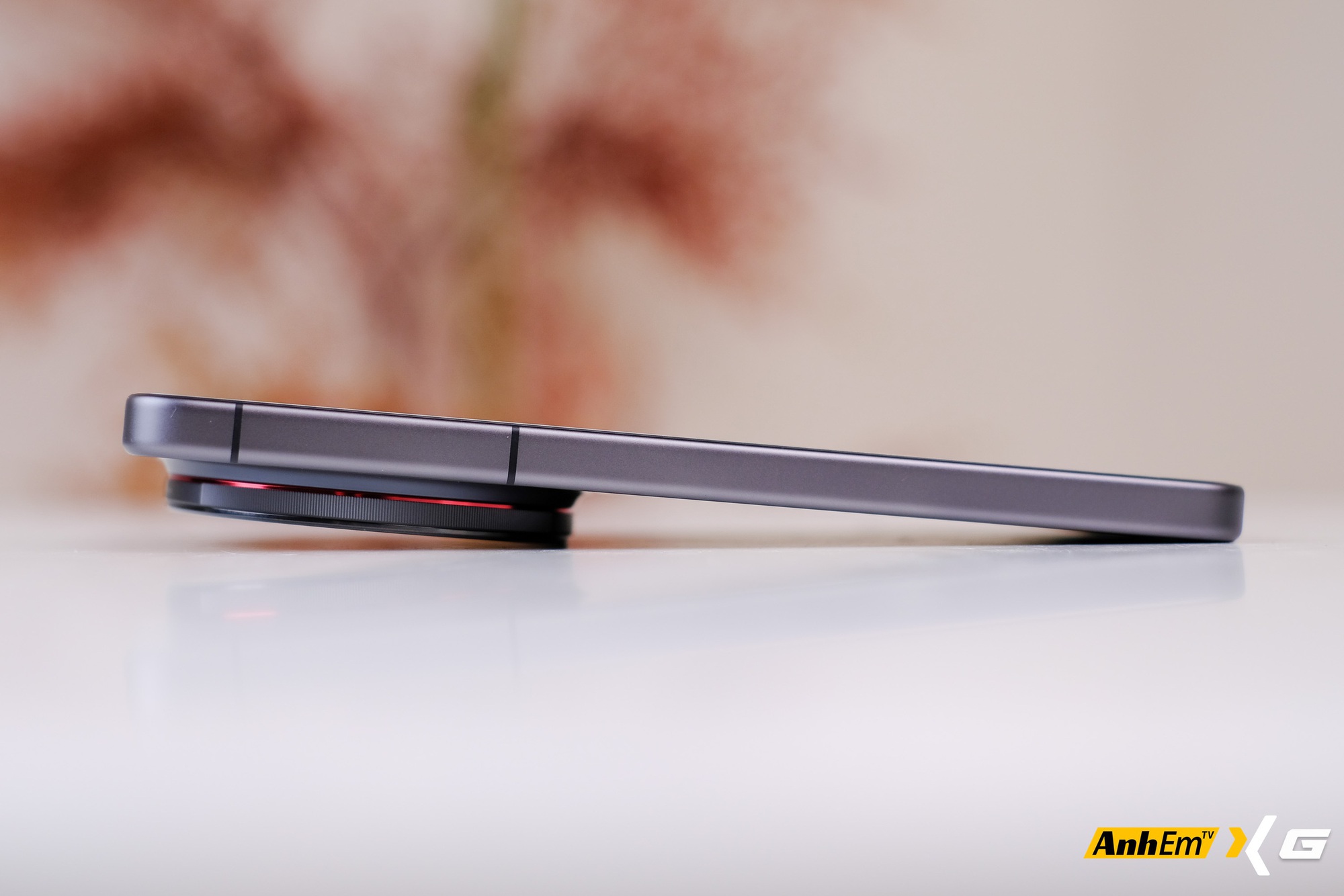 Tr&ecirc;n tay vivo X300 Ultra tại Việt Nam: Camera to đến mức đặt xuống b&agrave;n cũng thấy&hellip; hơi lo- Ảnh 6.