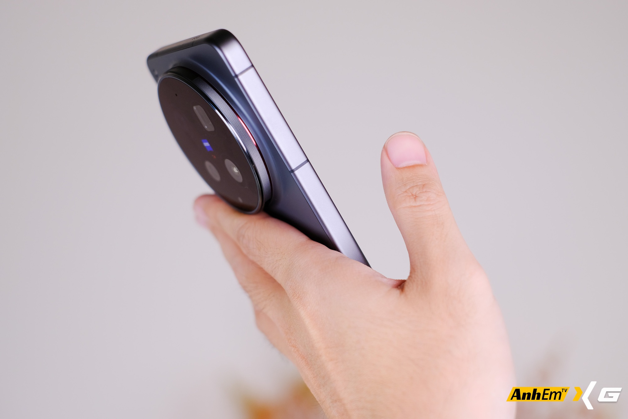 Tr&ecirc;n tay vivo X300 Ultra tại Việt Nam: Camera to đến mức đặt xuống b&agrave;n cũng thấy&hellip; hơi lo- Ảnh 4.