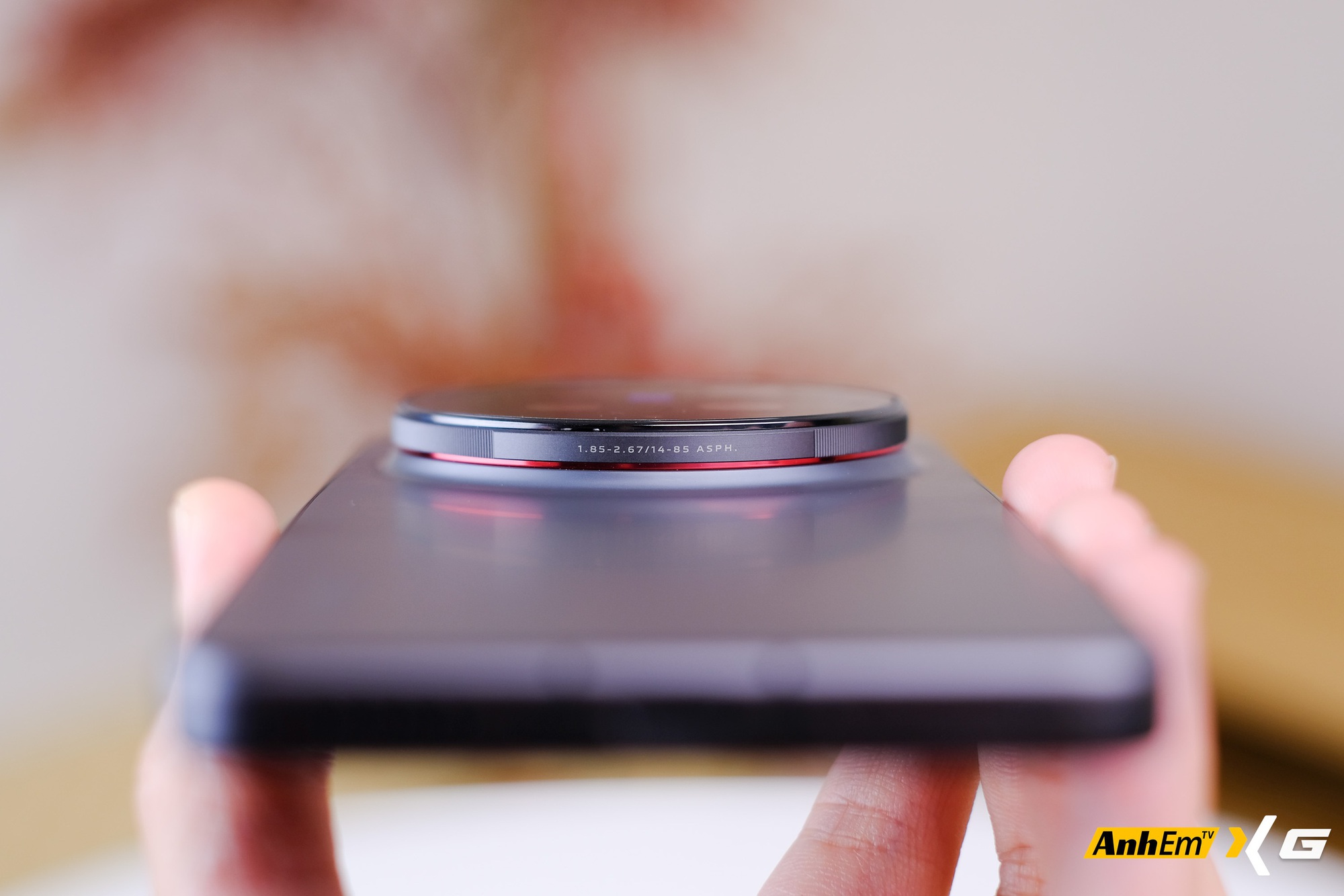 Tr&ecirc;n tay vivo X300 Ultra tại Việt Nam: Camera to đến mức đặt xuống b&agrave;n cũng thấy&hellip; hơi lo- Ảnh 14.