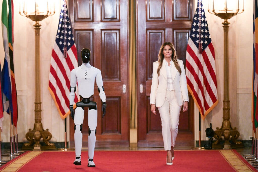 Đệ nhất Phu nh&acirc;n Melania Trump s&aacute;nh bước c&ugrave;ng robot, khẳng định người m&aacute;y l&agrave; tương lai của gi&aacute;o dục - Ảnh 1.
