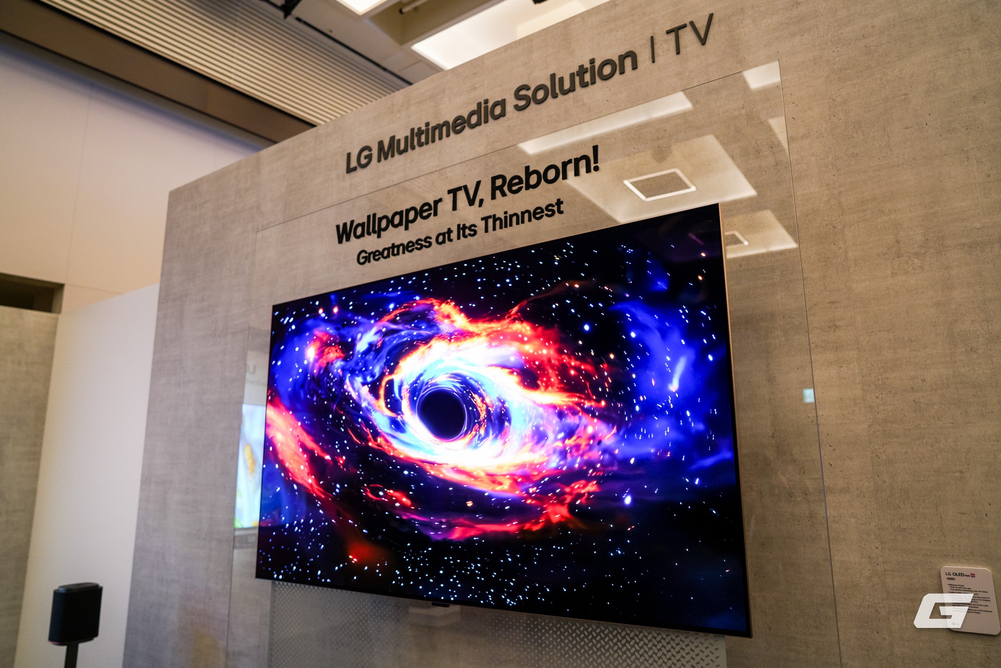 Đ&acirc;y l&agrave; LG OLED evo W6: TV "d&aacute;n tường" mỏng chỉ 9mm,  hiển thị h&igrave;nh ảnh 4K 165Hz chỉ với 1 sợi d&acirc;y nhỏ - Ảnh 4.