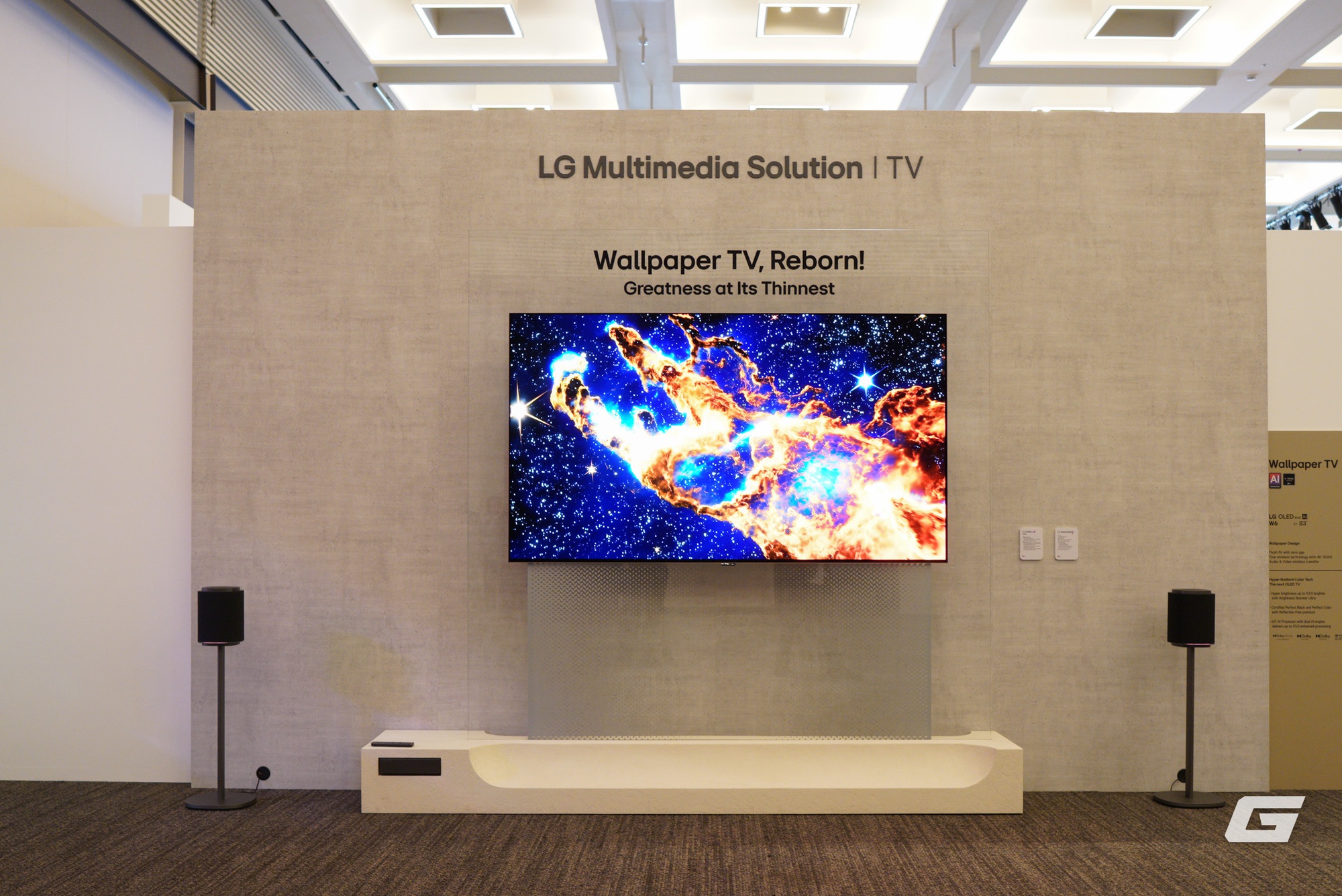 Đ&acirc;y l&agrave; LG OLED evo W6: TV "d&aacute;n tường" mỏng chỉ 9mm,  hiển thị h&igrave;nh ảnh 4K 165Hz chỉ với 1 sợi d&acirc;y nhỏ - Ảnh 1.