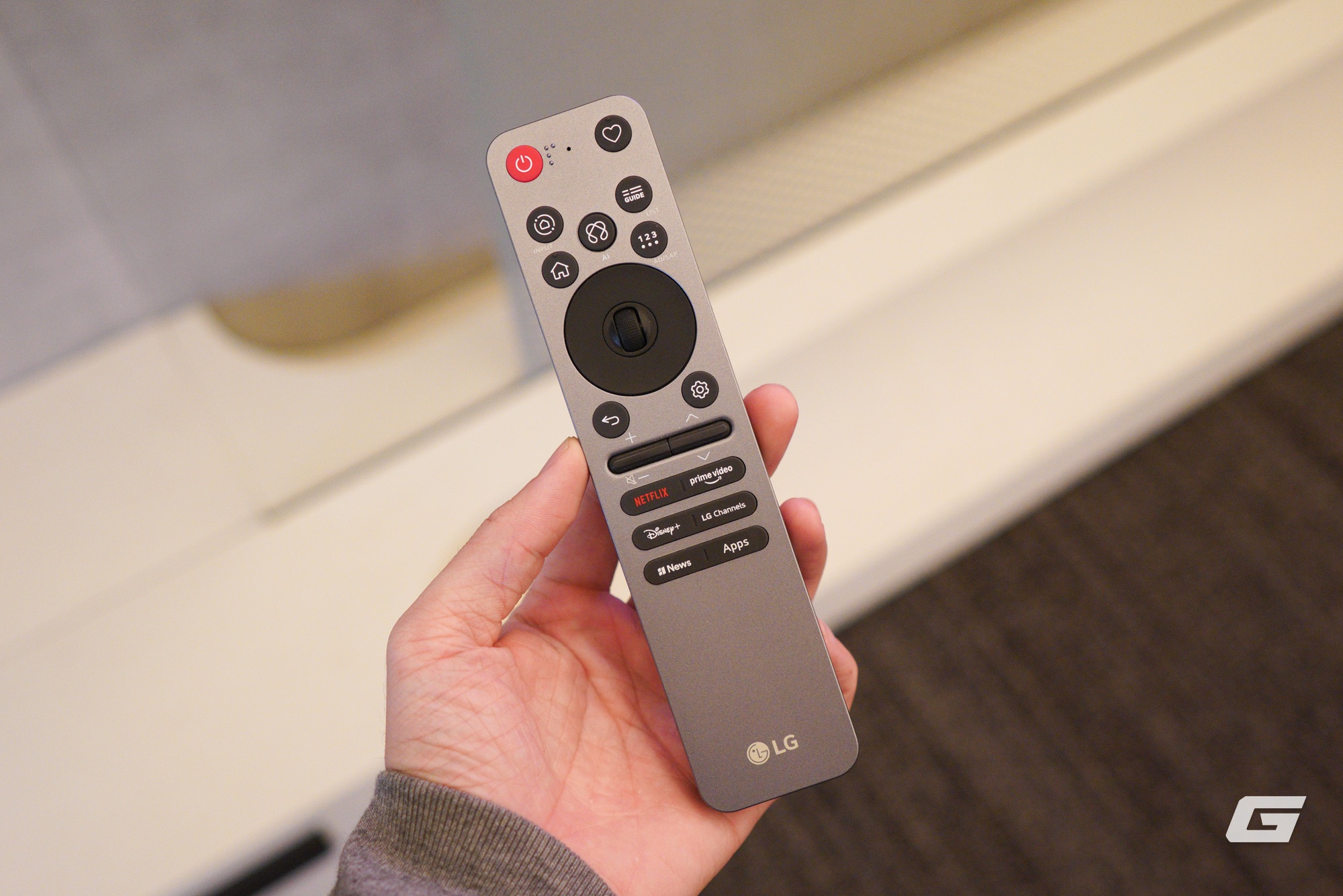 Đ&acirc;y l&agrave; LG OLED evo W6: TV "d&aacute;n tường" mỏng chỉ 9mm,  hiển thị h&igrave;nh ảnh 4K 165Hz chỉ với 1 sợi d&acirc;y nhỏ - Ảnh 8.