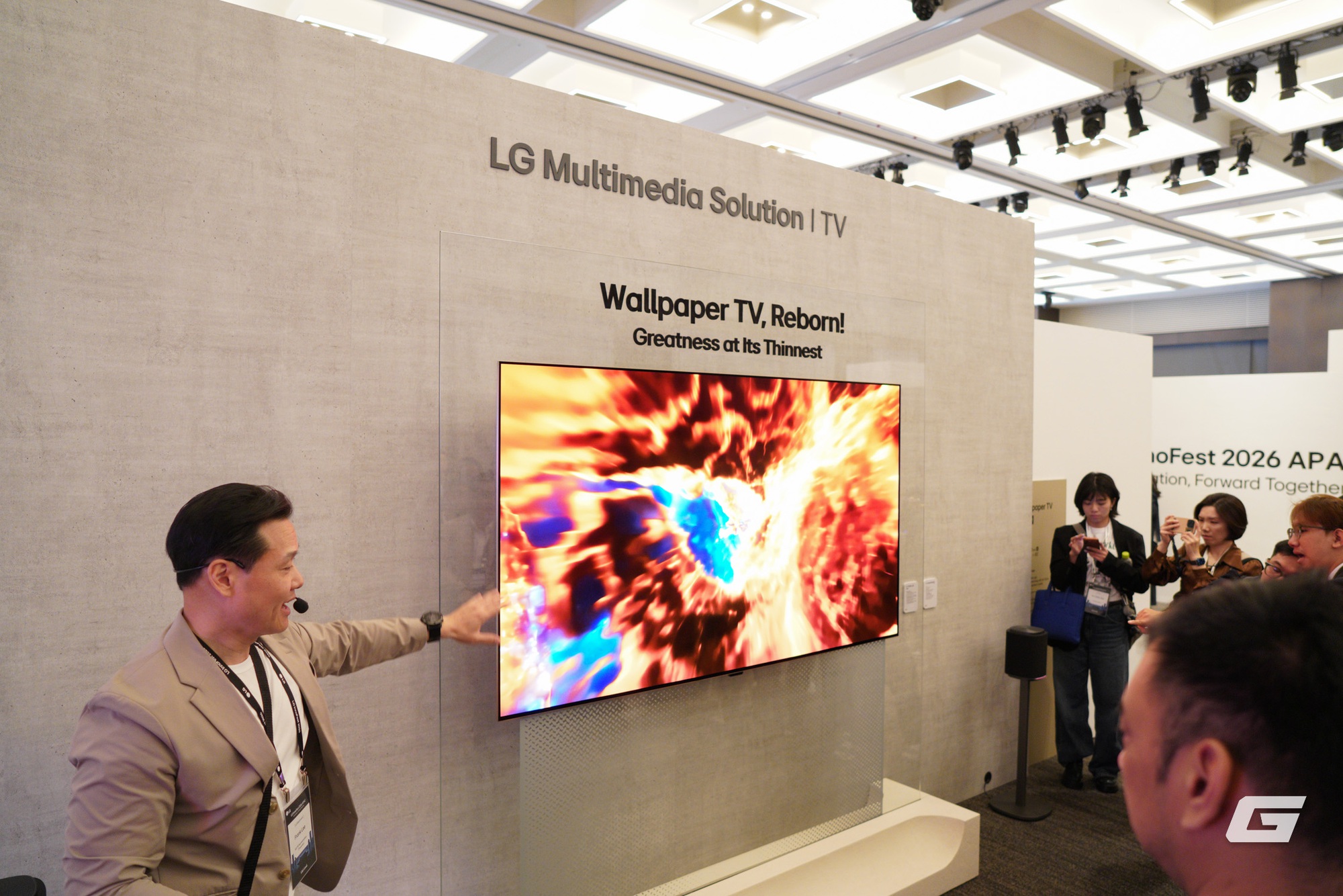 Đ&acirc;y l&agrave; LG OLED evo W6: TV "d&aacute;n tường" mỏng chỉ 9mm,  hiển thị h&igrave;nh ảnh 4K 165Hz chỉ với 1 sợi d&acirc;y nhỏ - Ảnh 2.