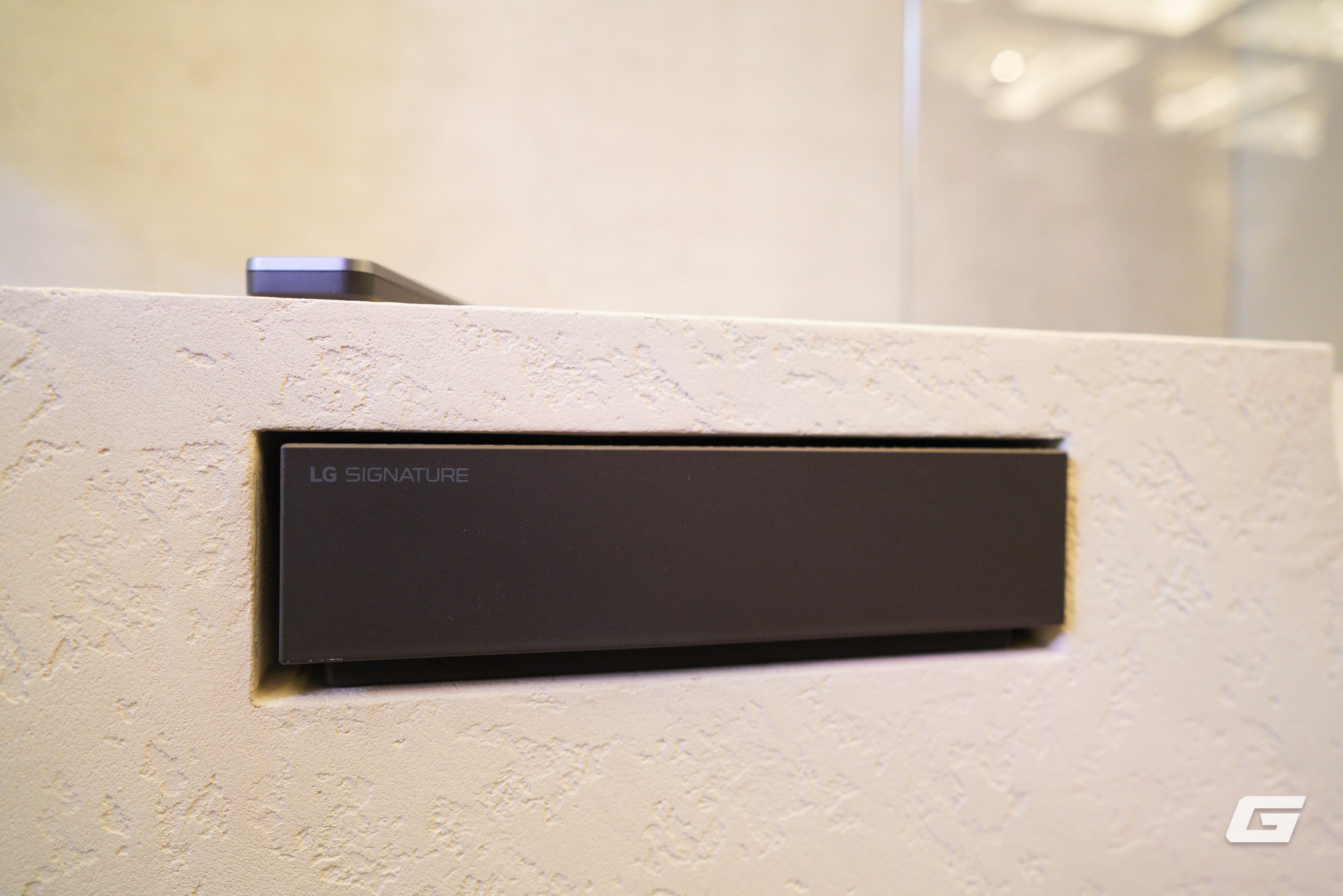 Đ&acirc;y l&agrave; LG OLED evo W6: TV "d&aacute;n tường" mỏng chỉ 9mm,  hiển thị h&igrave;nh ảnh 4K 165Hz chỉ với 1 sợi d&acirc;y nhỏ - Ảnh 7.