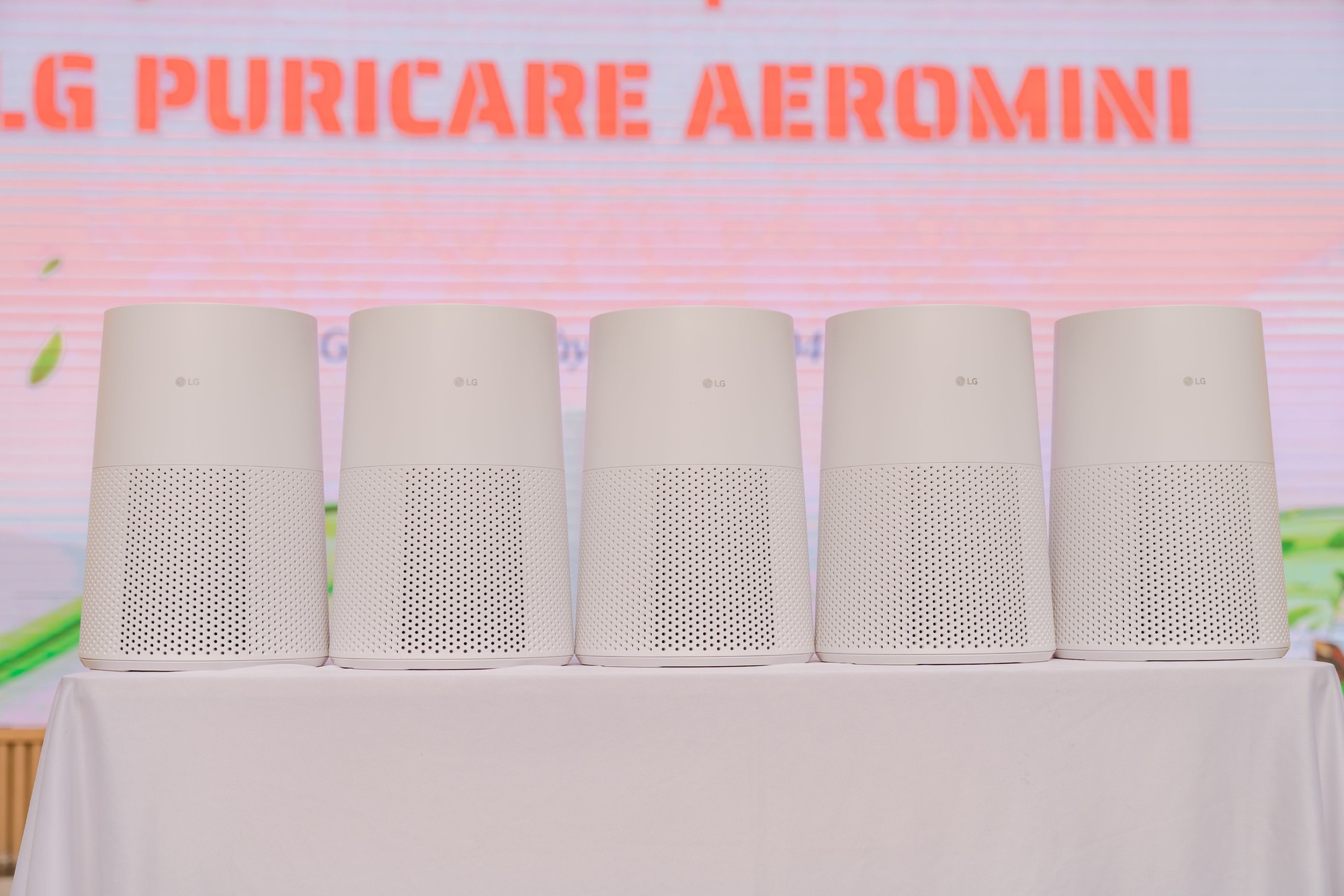 LG trao tặng 70 m&aacute;y lọc kh&ocirc;ng kh&iacute; cho trường học H&agrave; Nội, giải b&agrave;i to&aacute;n &ocirc; nhiễm lớp học - Ảnh 2.