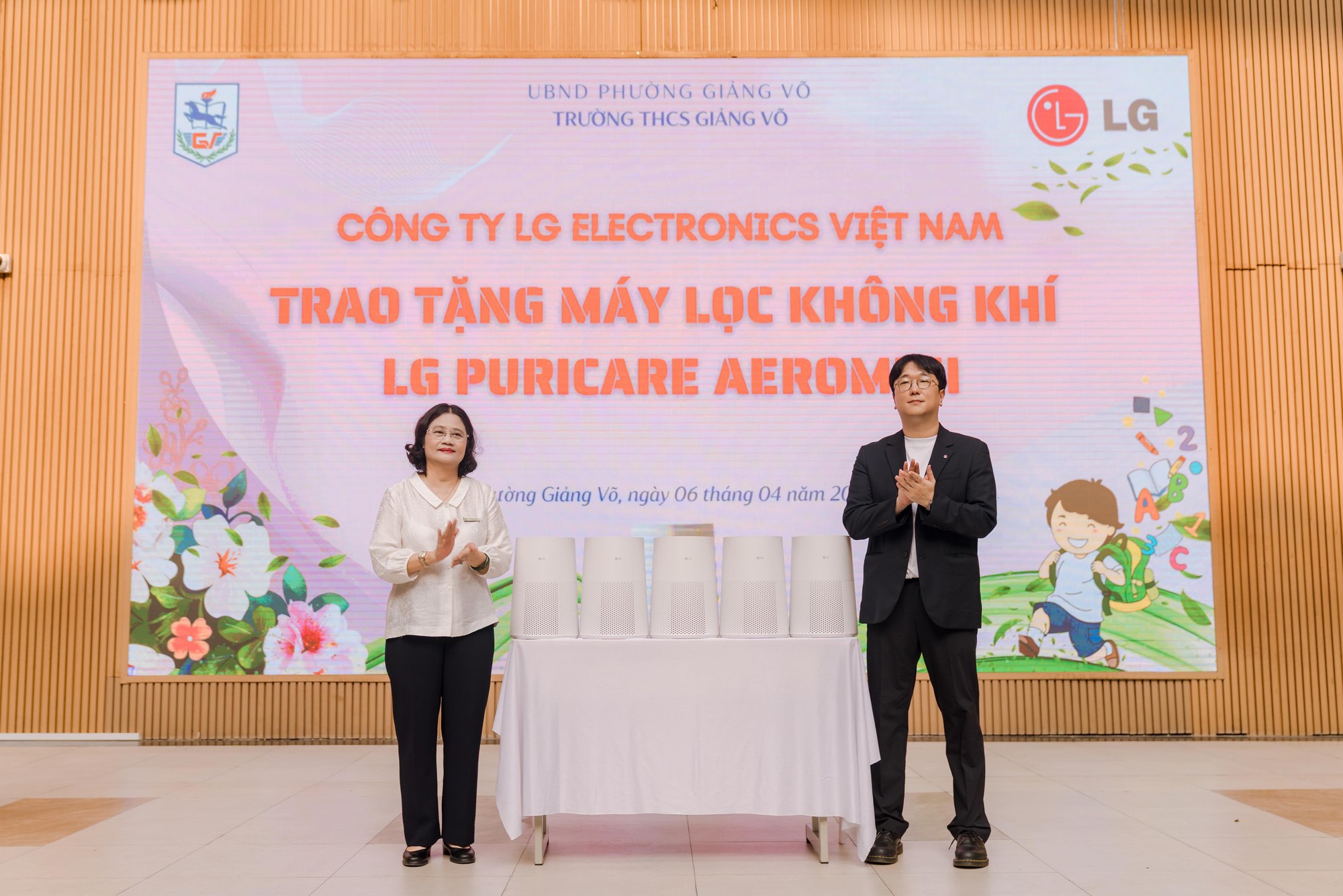 LG trao tặng 70 m&aacute;y lọc kh&ocirc;ng kh&iacute; cho trường học H&agrave; Nội, giải b&agrave;i to&aacute;n &ocirc; nhiễm lớp học - Ảnh 1.