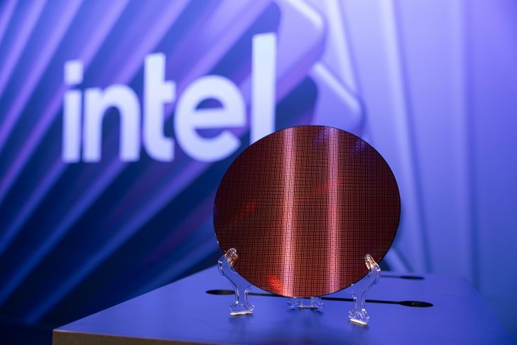 SK hynix bắt tay Intel ph&aacute;t triển c&ocirc;ng nghệ đ&oacute;ng g&oacute;i chip mới cho AI- Ảnh 1.
