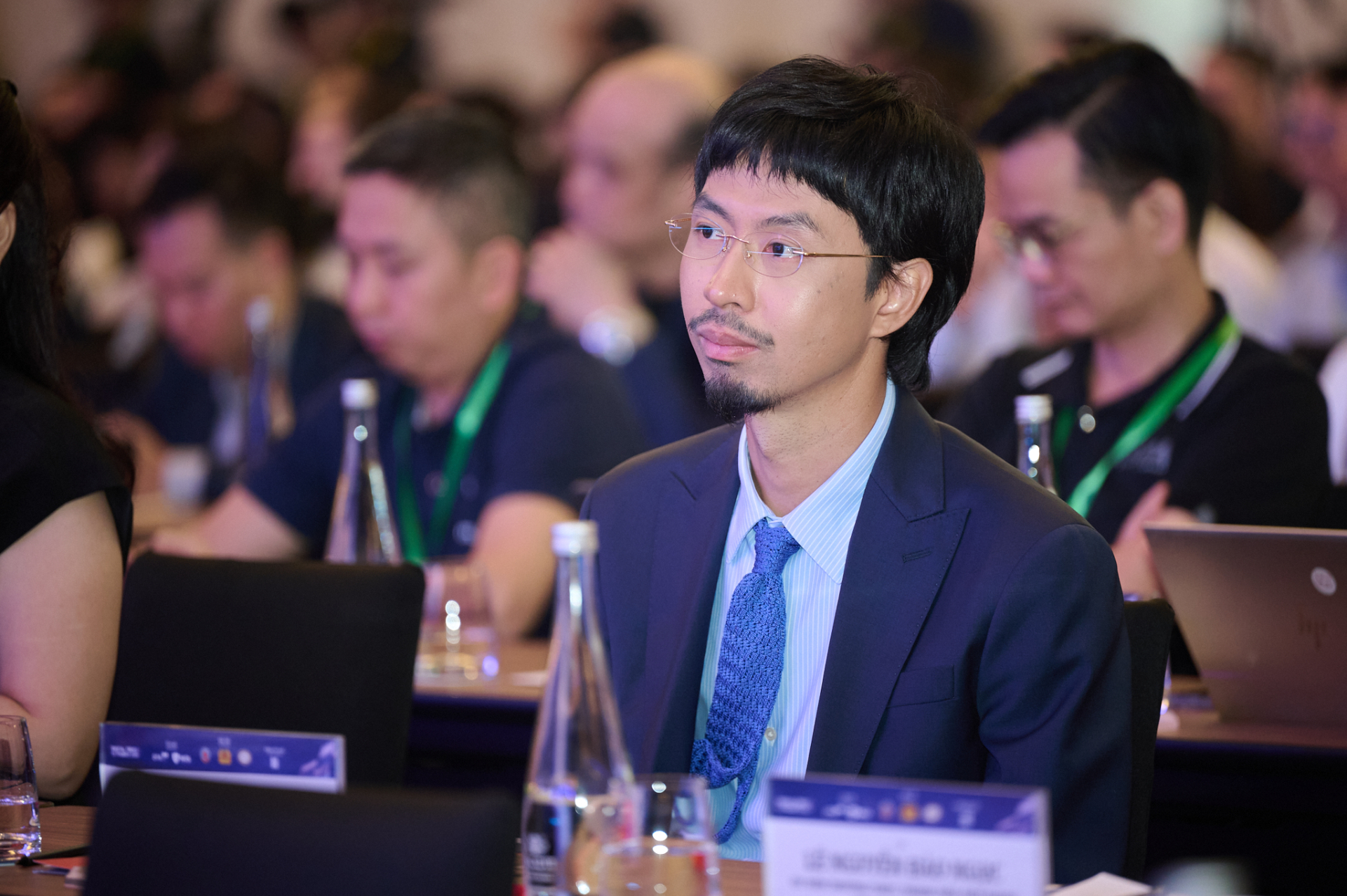 Diễn đ&agrave;n về niềm tin số t&agrave;i ch&iacute;nh trong kỷ nguy&ecirc;n AI đang diễn ra s&aacute;ng nay: Đen xuất hiện lịch l&atilde;m, Bảo Ngọc giản dị m&agrave; nổi bần bật- Ảnh 4.
