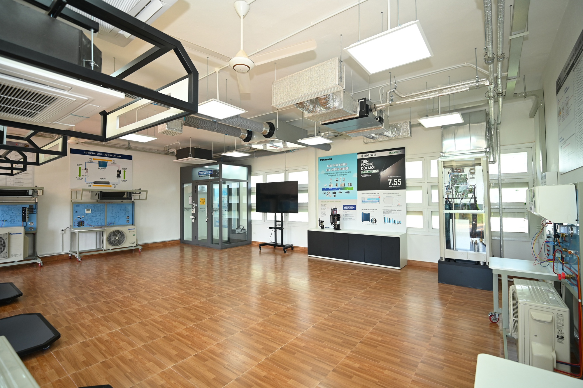 Panasonic mang hệ thống điều h&ograve;a thật v&agrave;o trường học để đ&agrave;o tạo kỹ sư Việt Nam- Ảnh 2.