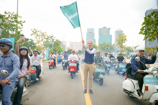 Đi Vespa kh&ocirc;ng đơn giản l&agrave; &ldquo;chạy xe&rdquo;, đ&oacute; l&agrave; một kiểu &ldquo;tr&igrave;nh diễn di sản&rdquo;- Ảnh 10.