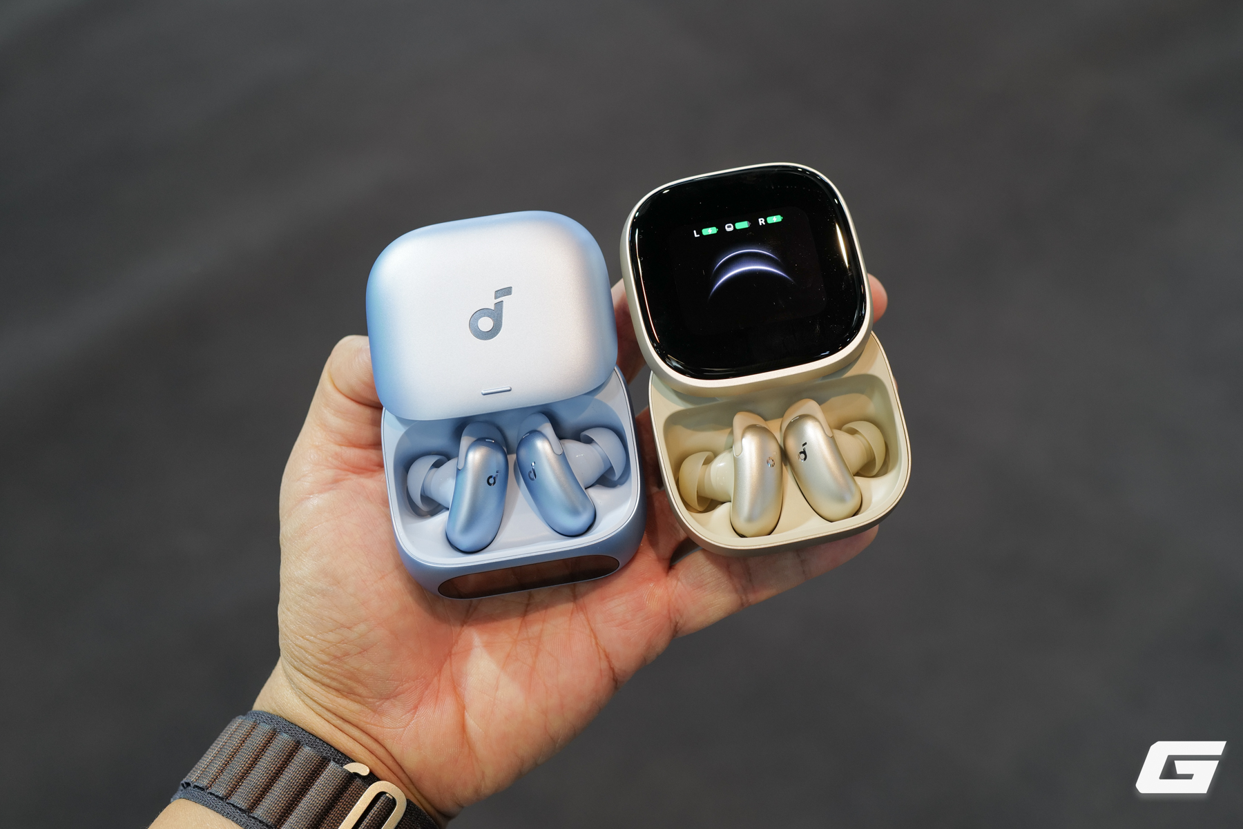 Anker ra mắt bộ đ&ocirc;i Soundcore Liberty 5 Pro v&agrave; Pro Max: M&agrave;n h&igrave;nh th&ocirc;ng minh, chip AI "nh&agrave; l&agrave;m", thiết lập Kỷ lục Guinness về đ&agrave;m thoại - Ảnh 1.