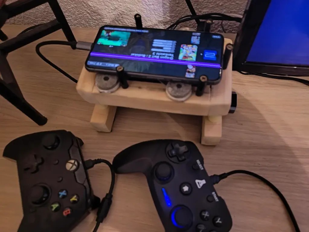 Pixel 8 hỏng m&agrave;n h&igrave;nh biến th&agrave;nh m&aacute;y chơi game retro kết nối thẳng TV - Ảnh 2.