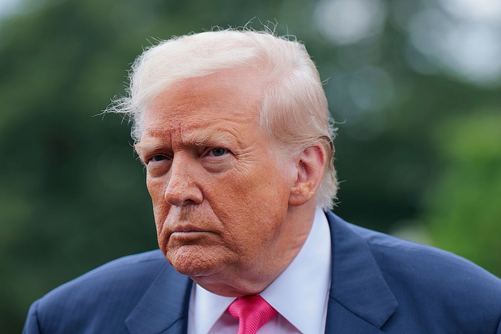 Trump ho&atilde;n k&yacute; lệnh kiểm so&aacute;t AI, sợ Mỹ mất lợi thế trước Trung Quốc - Ảnh 1.