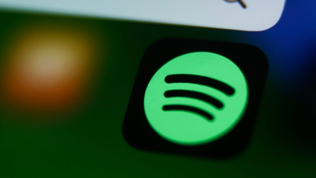 Spotify hợp tác Universal Music cho fan làm cover bằng AI, nghệ sĩ được chia tiền - Ảnh 1.