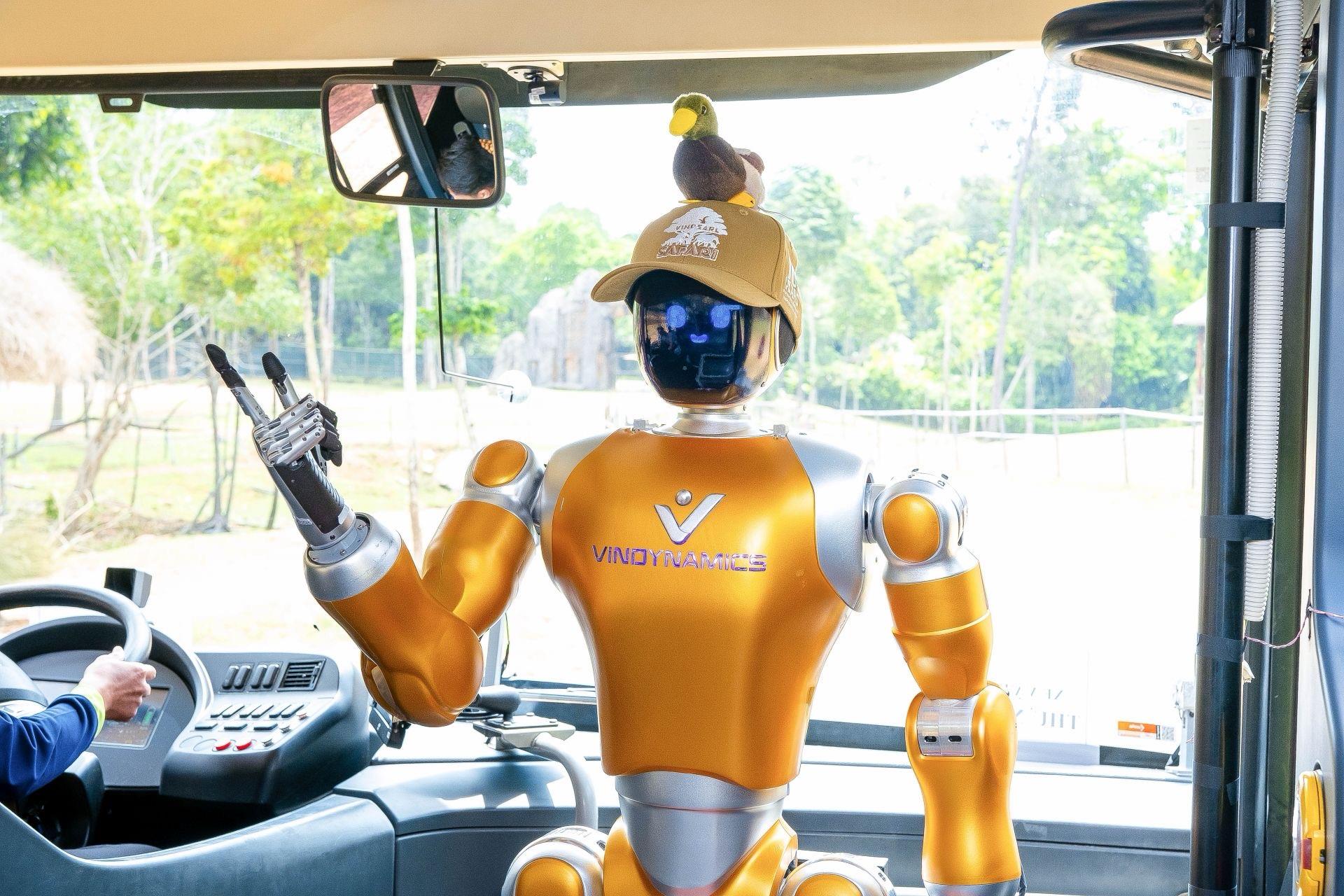 Robot h&igrave;nh người Dyno của VinDynamics đ&aacute;nh dấu bước tiến của AI Việt Nam tại Vinpearl Safari Ph&uacute; Quốc - Ảnh 1.