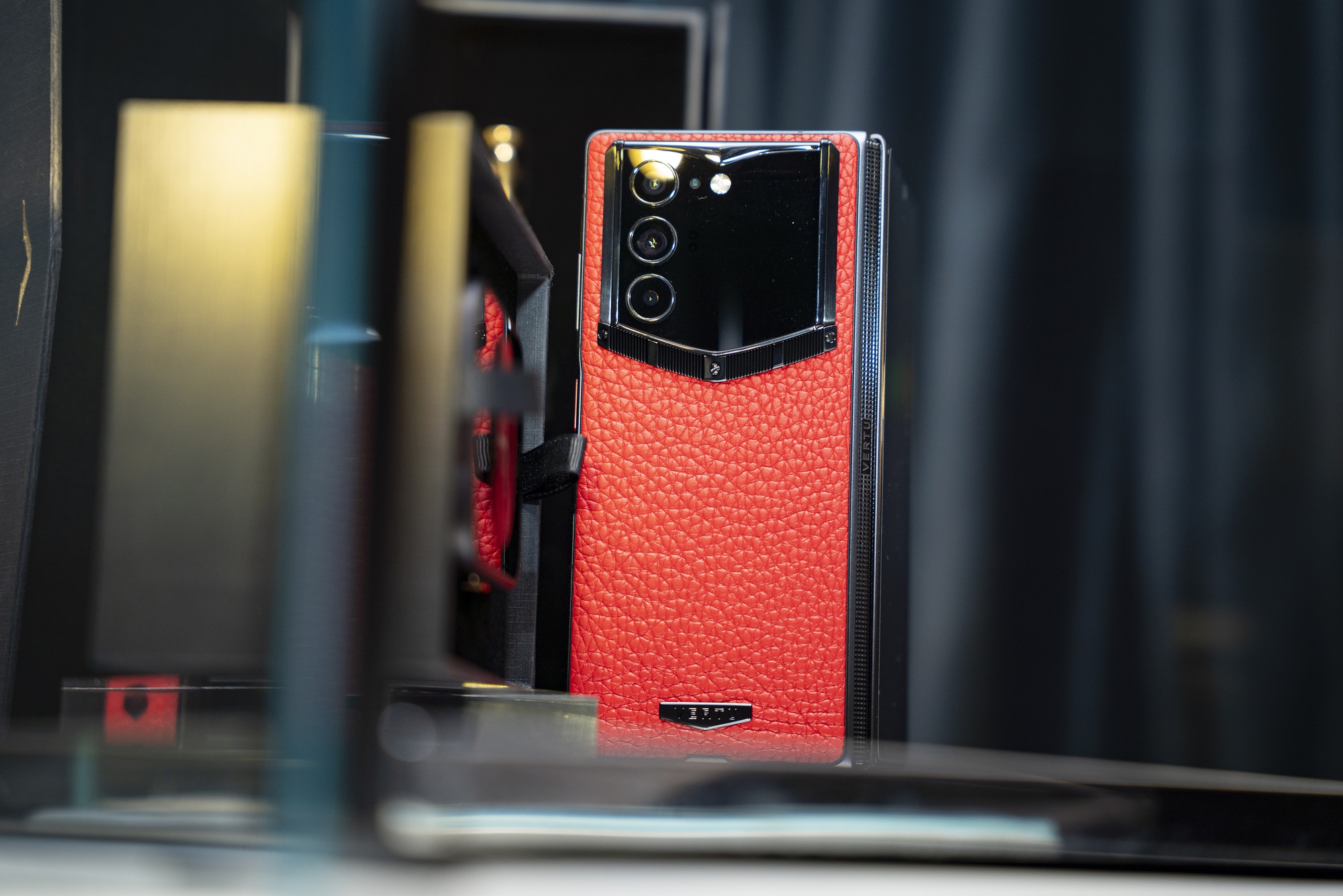 Vertu Alphafold ch&iacute;nh thức ra mắt: Điện thoại gập, c&oacute; cả trợ l&yacute; AI d&agrave;nh cho doanh nh&acirc;n, gi&aacute; hơn 200 triệu đồng - Ảnh 1.