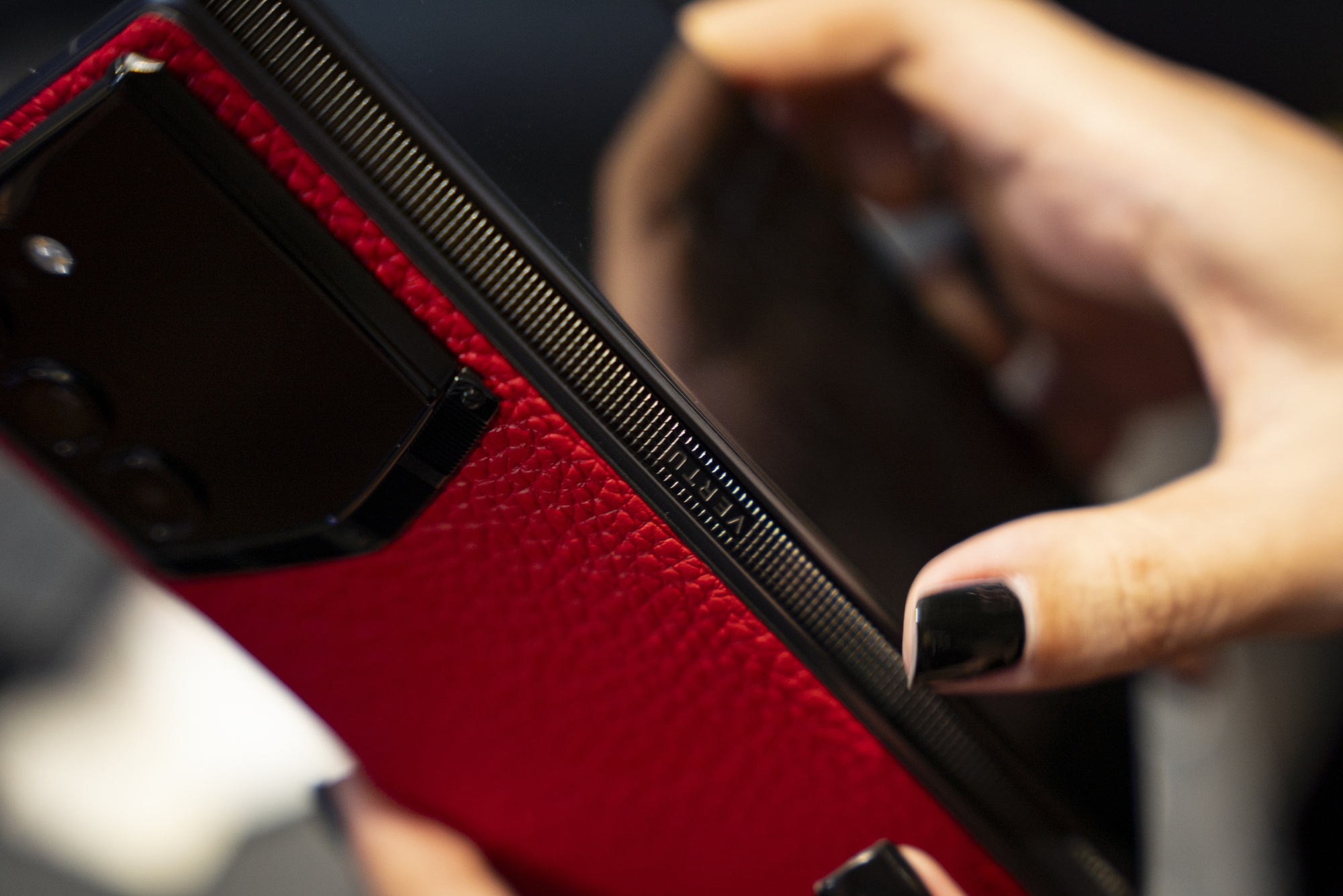 Vertu Alphafold ch&iacute;nh thức ra mắt: Điện thoại gập, c&oacute; cả trợ l&yacute; AI d&agrave;nh cho doanh nh&acirc;n, gi&aacute; hơn 200 triệu đồng - Ảnh 4.