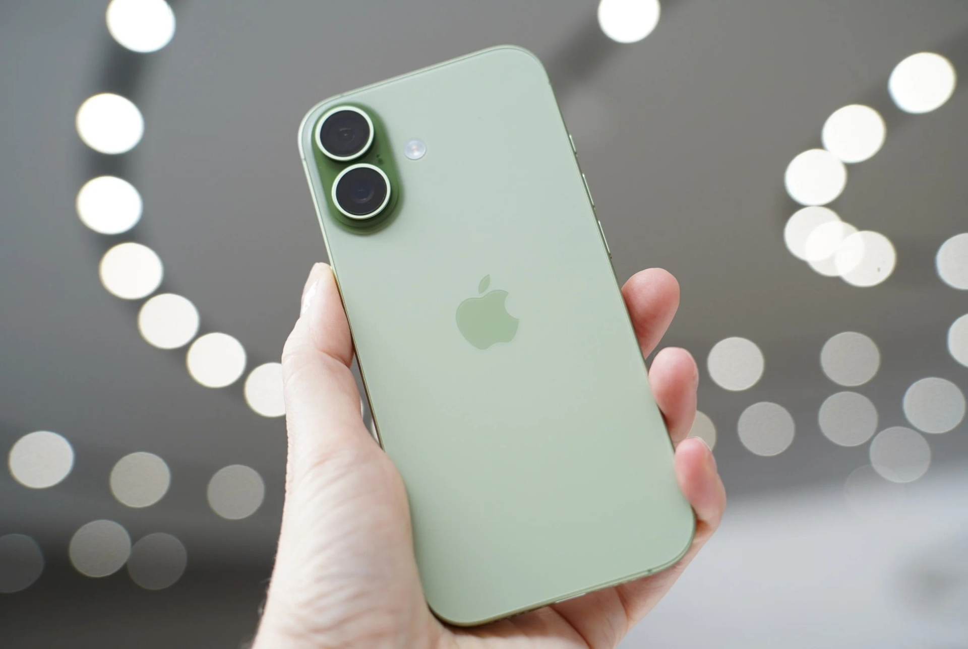 Chiếc iPhone "ch&aacute;y h&agrave;ng" to&agrave;n cầu, đ&aacute;ng mua nhất hiện nay- Ảnh 1.
