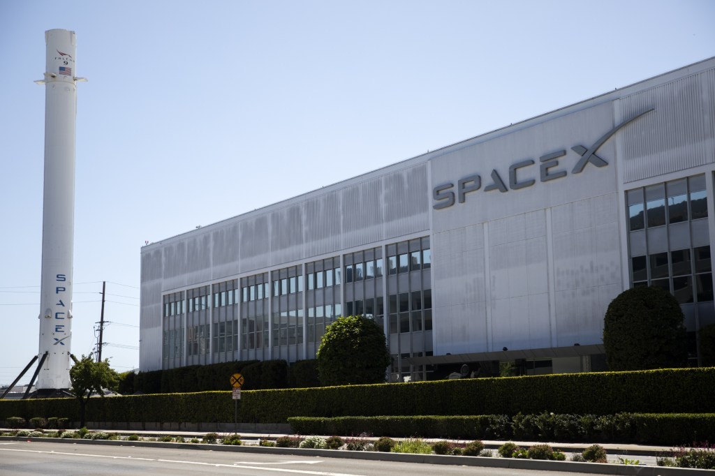 SpaceX muốn tự x&acirc;y nh&agrave; m&aacute;y chip 119 tỷ USD v&igrave; kh&ocirc;ng mua đủ ở đ&acirc;u - Ảnh 1.