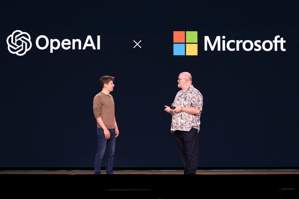 Satya Nadella n&oacute;i Microsoft vẫn c&oacute; lợi lớn d&ugrave; OpenAI đổi thỏa thuận hợp t&aacute;c - Ảnh 1.