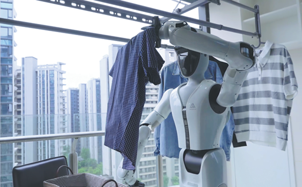 Kh&ocirc;ng c&ograve;n l&agrave; phim viễn tưởng: Một c&ocirc;ng ty Trung Quốc vừa tung ra robot quản gia thay con người l&agrave;m hết việc nh&agrave; - Ảnh 1.