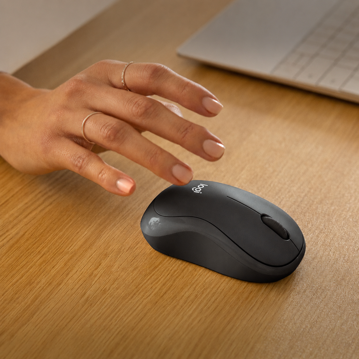 Chuột kh&ocirc;ng d&acirc;y ch&iacute;nh h&atilde;ng giờ rẻ đến bất ngờ: Logitech, Xiaomi, Ugreen, Baseus c&oacute; mẫu chỉ hơn 200.000 đồng - Ảnh 2.
