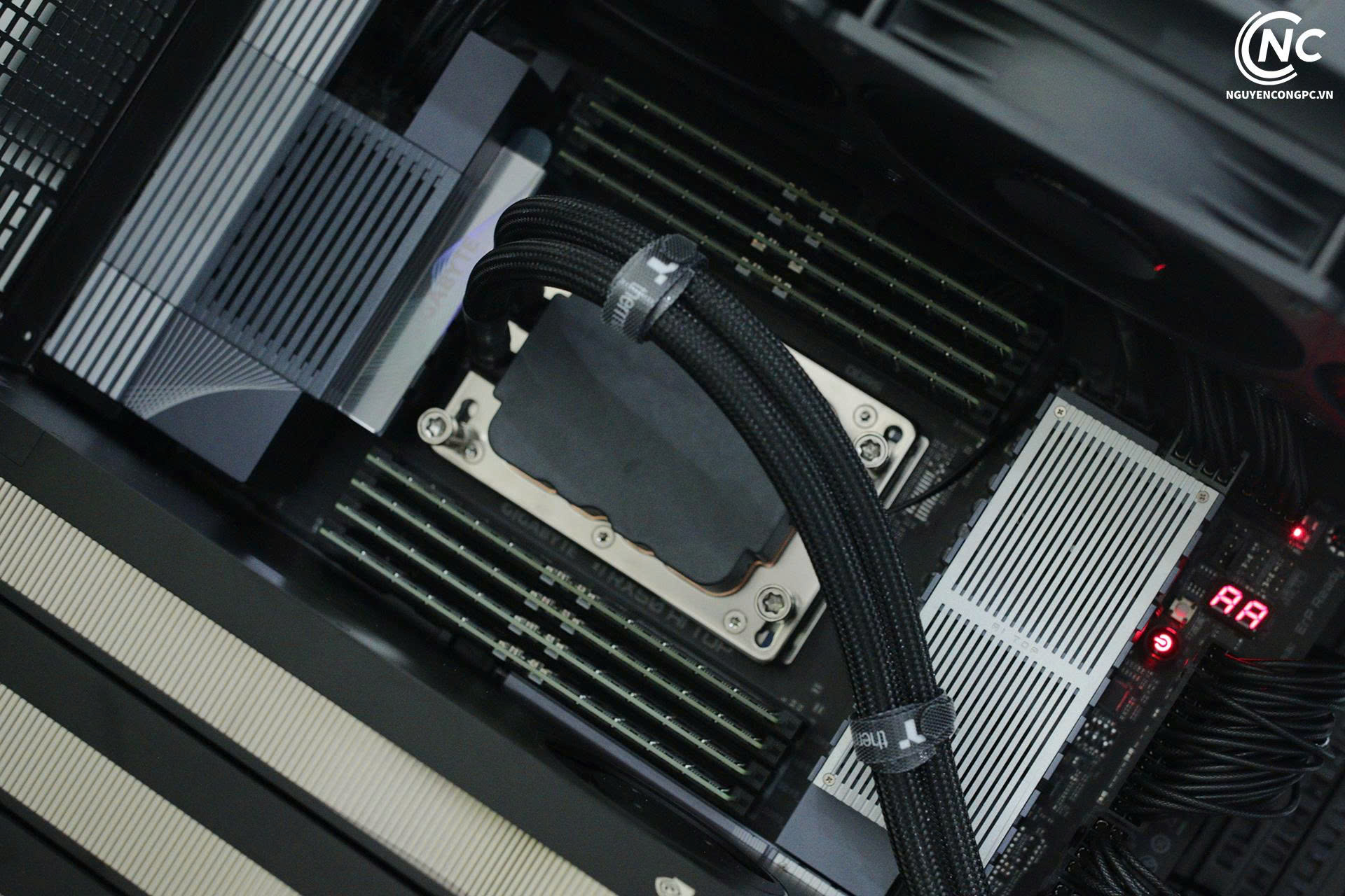 Cận cảnh 2 bộ PC chuy&ecirc;n AI gi&aacute; 4 tỷ đồng của đại gia Việt: 8 GPU NVIDIA RTX PRO 6000 Blackwell, RAM 1TB, Ryzen Threadripper PRO 9985WX- Ảnh 7.