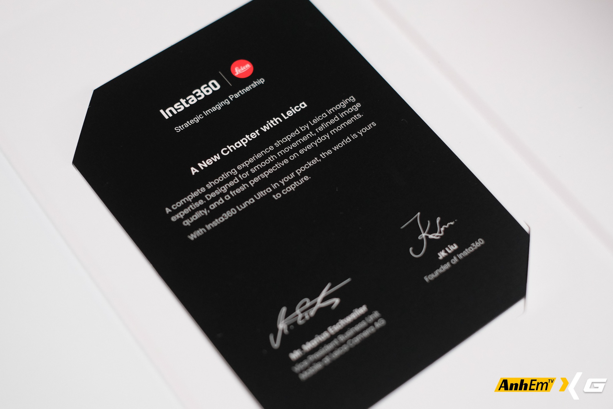 Tr&ecirc;n tay Insta360 Luna Ultra: Camera gimbal đầu ti&ecirc;n với m&agrave;n h&igrave;nh th&aacute;o rời, camera k&eacute;p Leica v&agrave; mức gi&aacute; khiến nhiều người phải suy nghĩ- Ảnh 3.