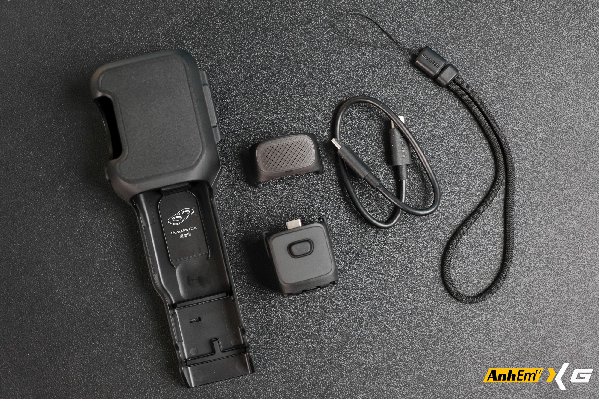 Tr&ecirc;n tay Insta360 Luna Ultra: Camera gimbal đầu ti&ecirc;n với m&agrave;n h&igrave;nh th&aacute;o rời, camera k&eacute;p Leica v&agrave; mức gi&aacute; khiến nhiều người phải suy nghĩ- Ảnh 4.