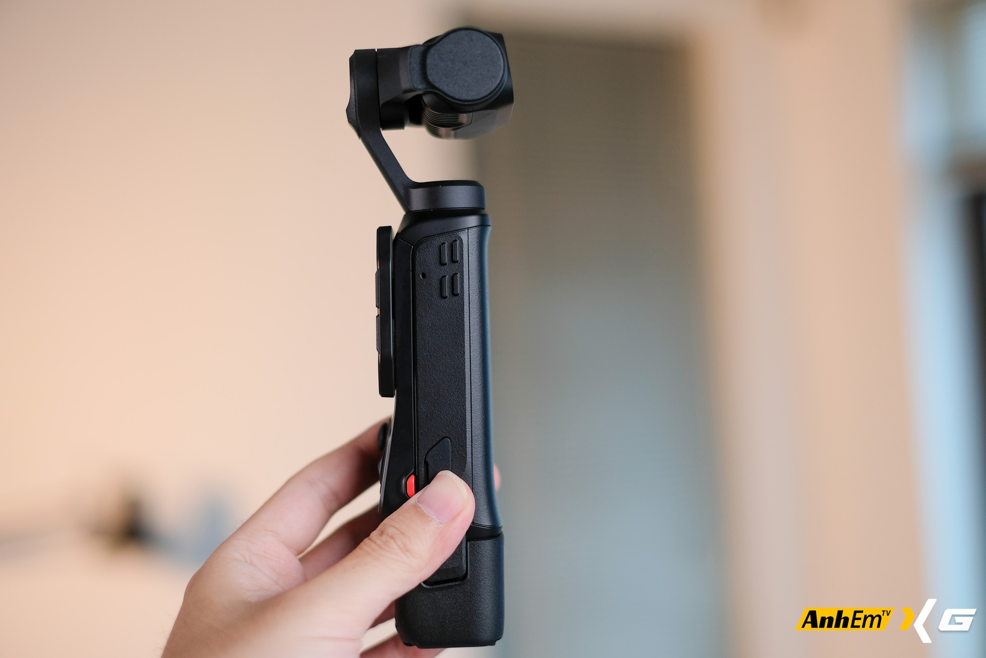 Tr&ecirc;n tay Insta360 Luna Ultra: Camera gimbal đầu ti&ecirc;n với m&agrave;n h&igrave;nh th&aacute;o rời, camera k&eacute;p Leica v&agrave; mức gi&aacute; khiến nhiều người phải suy nghĩ- Ảnh 8.