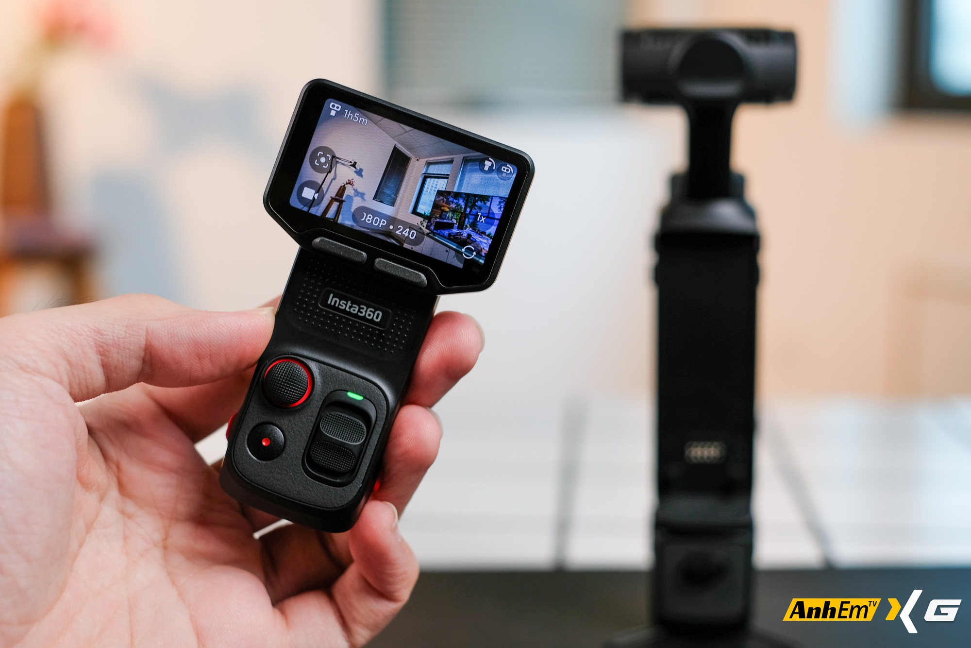 Tr&ecirc;n tay Insta360 Luna Ultra: Camera gimbal đầu ti&ecirc;n với m&agrave;n h&igrave;nh th&aacute;o rời, camera k&eacute;p Leica v&agrave; mức gi&aacute; khiến nhiều người phải suy nghĩ- Ảnh 18.