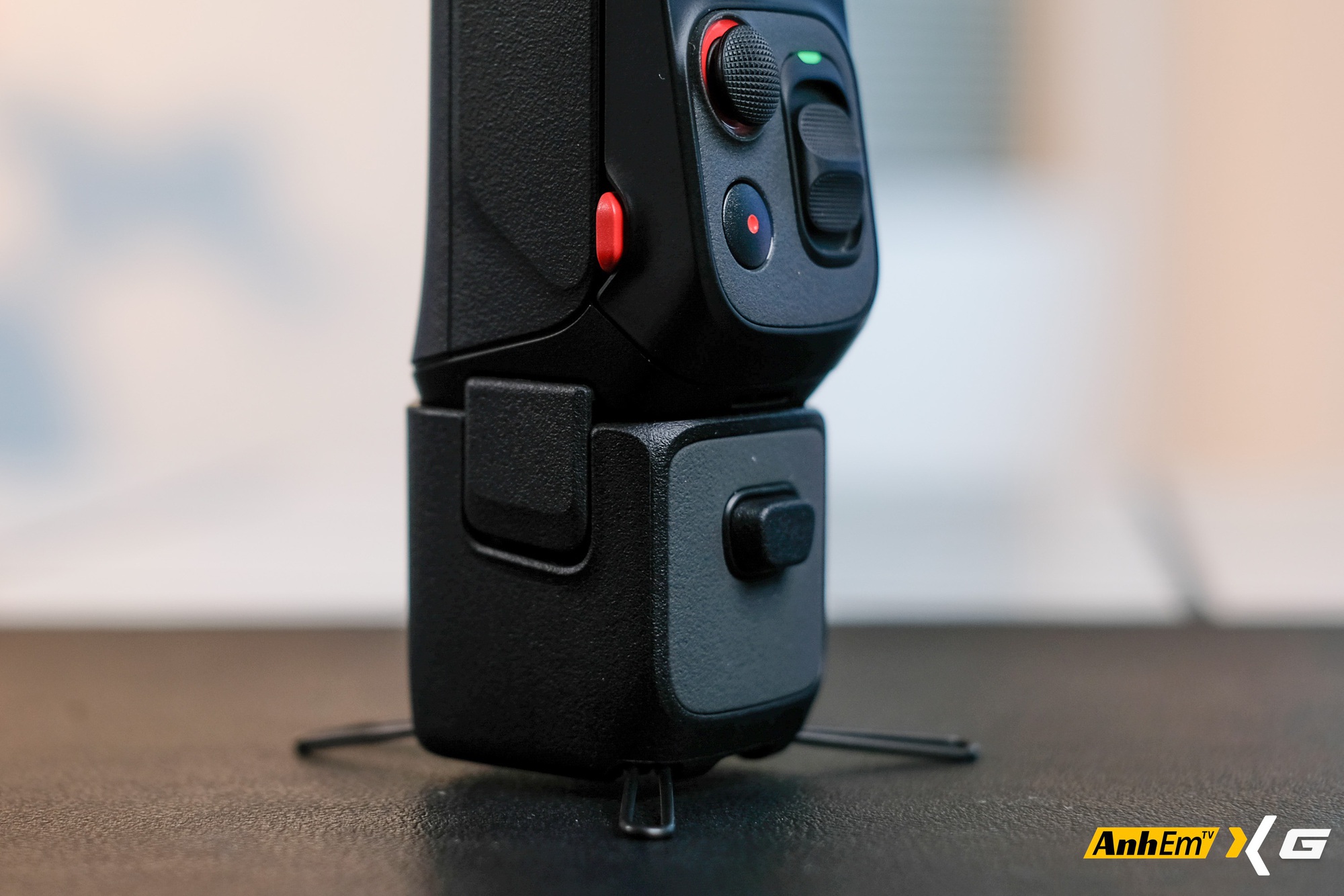 Tr&ecirc;n tay Insta360 Luna Ultra: Camera gimbal đầu ti&ecirc;n với m&agrave;n h&igrave;nh th&aacute;o rời, camera k&eacute;p Leica v&agrave; mức gi&aacute; khiến nhiều người phải suy nghĩ- Ảnh 6.